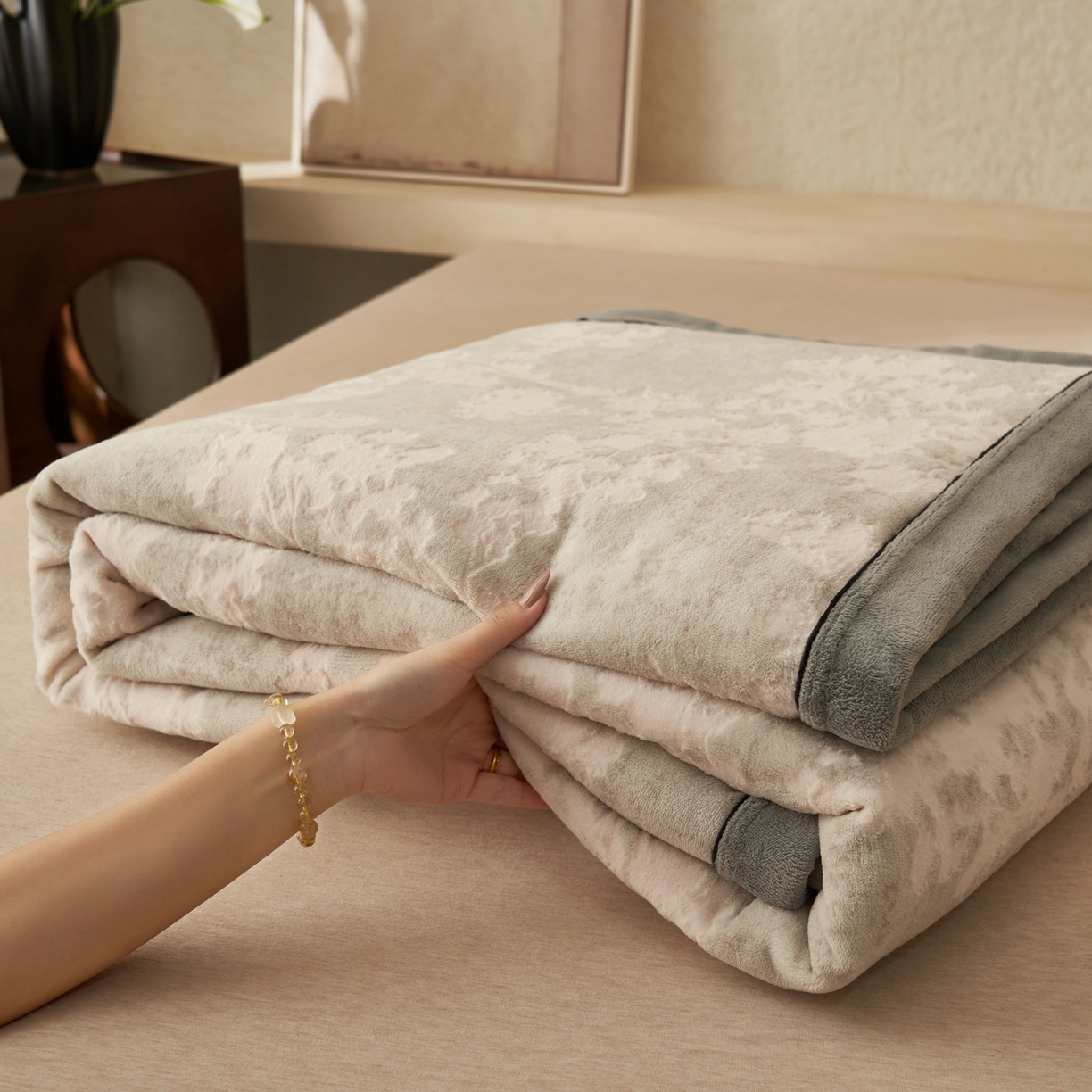 91家纺网 家纺一手货源 找家纺 （总）寐绸家纺 2025新款230g牛奶绒染色雕花功能毛毯