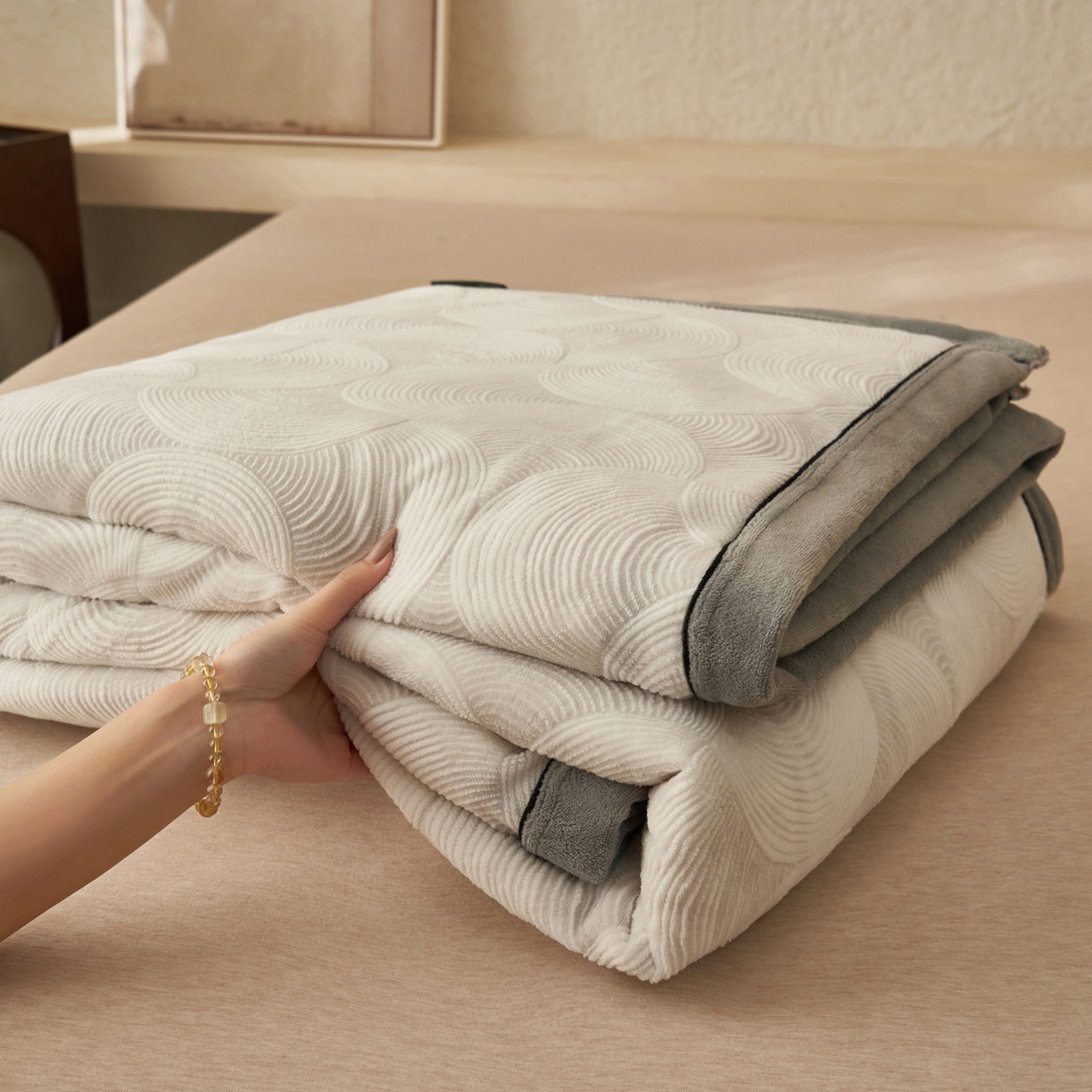 91家纺网 家纺一手货源 找家纺 （总）寐绸家纺 2025新款230g牛奶绒染色雕花功能毛毯