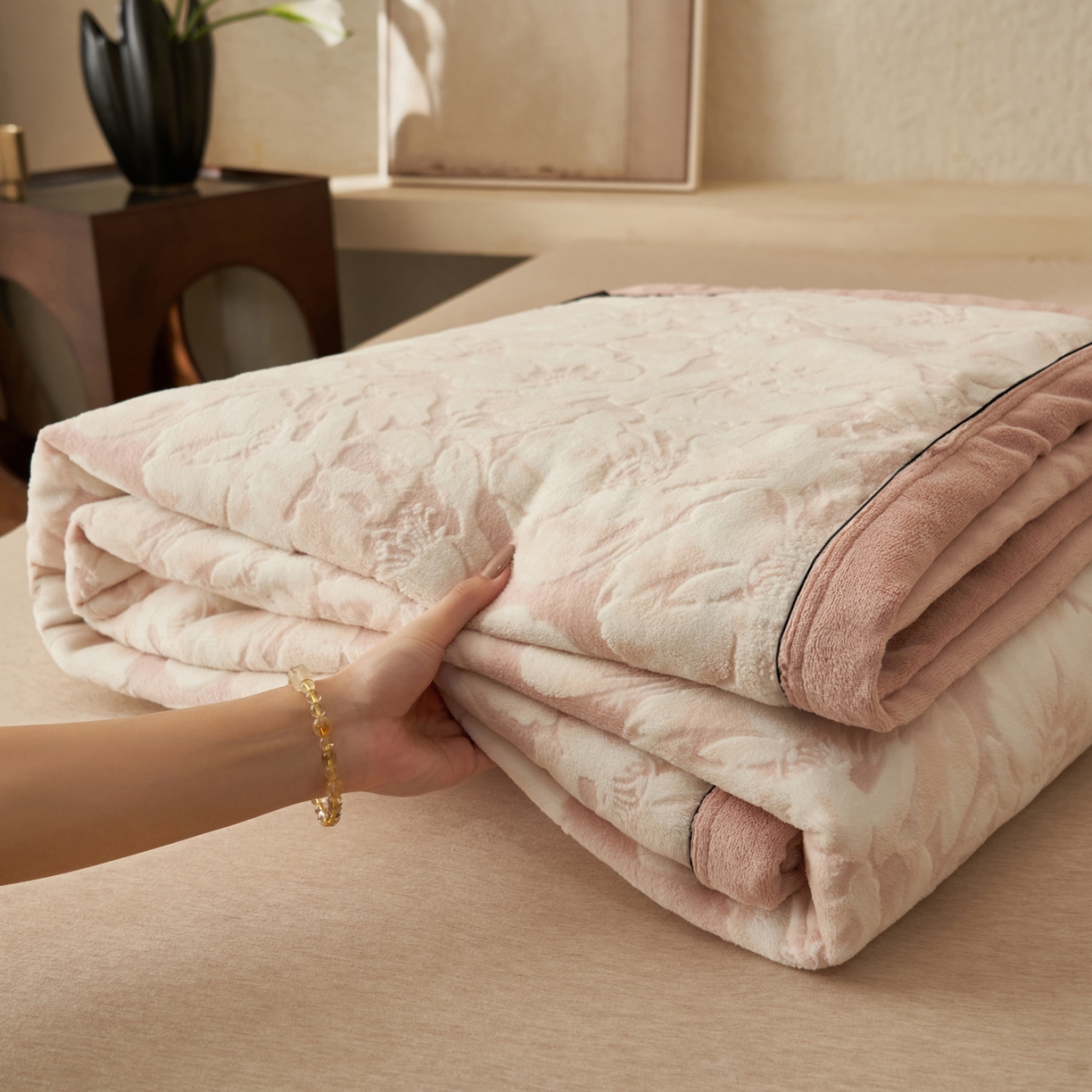 91家纺网 家纺一手货源 找家纺 （总）寐绸家纺 2025新款230g牛奶绒染色雕花功能毛毯