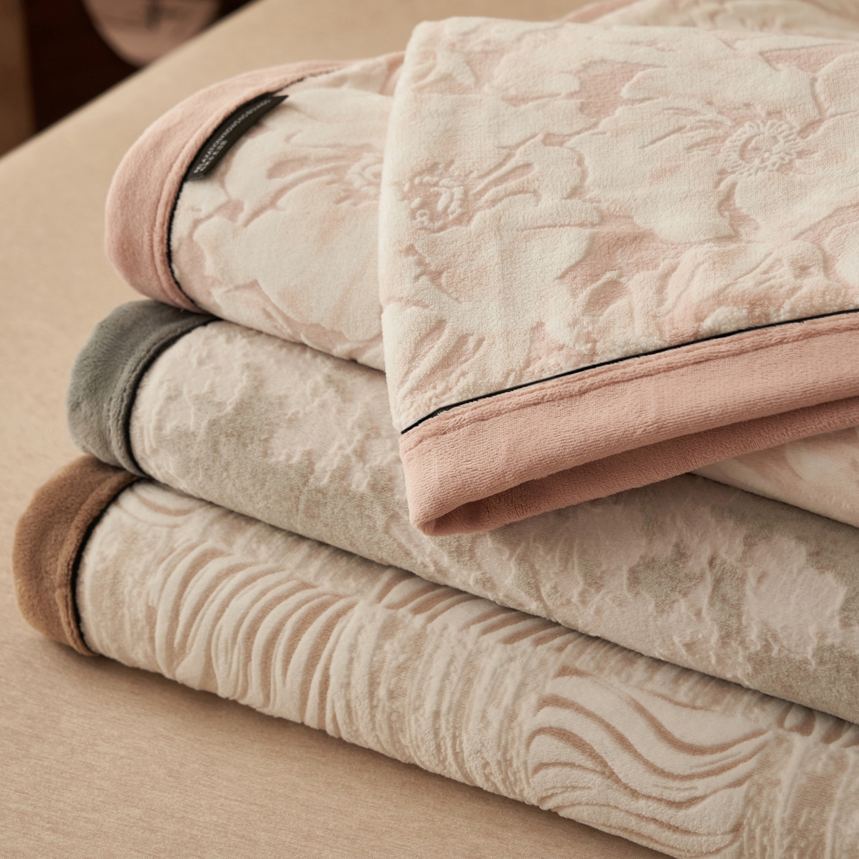 91家纺网 家纺一手货源 找家纺 寐绸家纺 2025新款230g牛奶绒染色雕花功能毛毯 组合图仅供展示