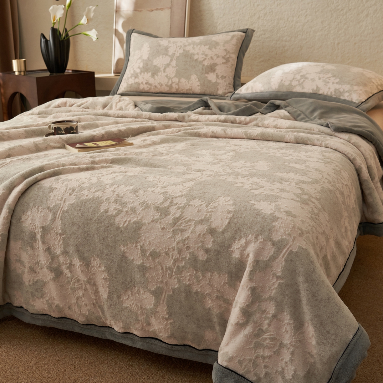 91家纺网 家纺一手货源 找家纺 寐绸家纺 2025新款230g牛奶绒染色雕花功能毛毯 雕花功能毯-丛林意境