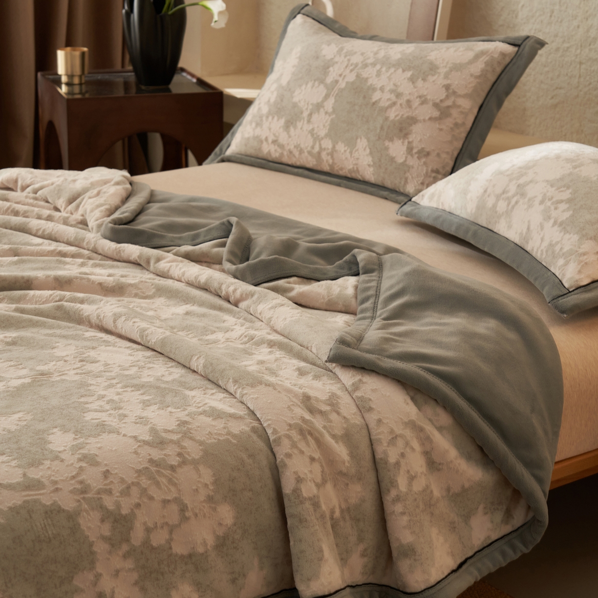 91家纺网 家纺一手货源 找家纺 寐绸家纺 2025新款230g牛奶绒染色雕花功能毛毯 雕花功能毯-丛林意境