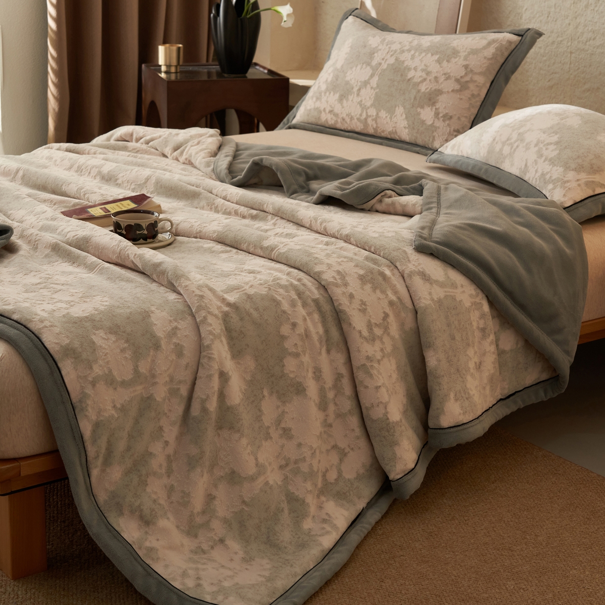 91家纺网 家纺一手货源 找家纺 寐绸家纺 2025新款230g牛奶绒染色雕花功能毛毯 雕花功能毯-丛林意境