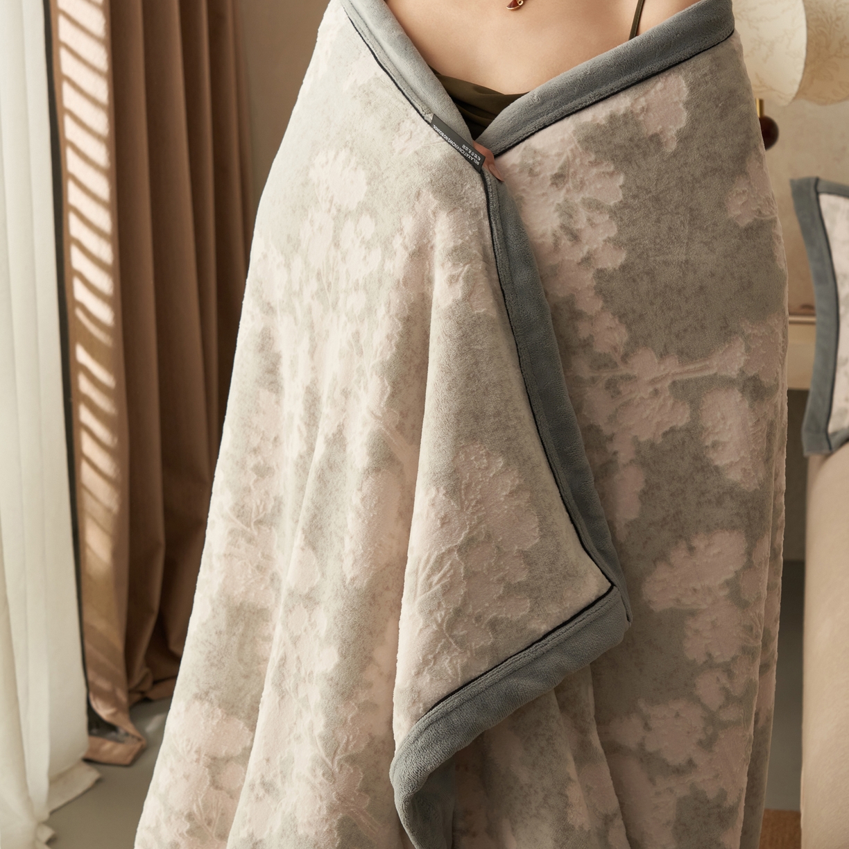 91家纺网 家纺一手货源 找家纺 寐绸家纺 2025新款230g牛奶绒染色雕花功能毛毯 雕花功能毯-丛林意境