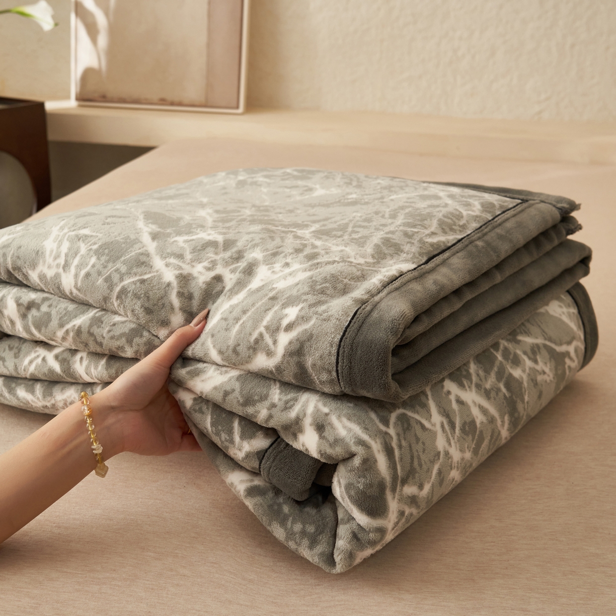 寐绸家纺 2025新款230g牛奶绒染色雕花功能毛毯 雕花功能毯-大理石纹