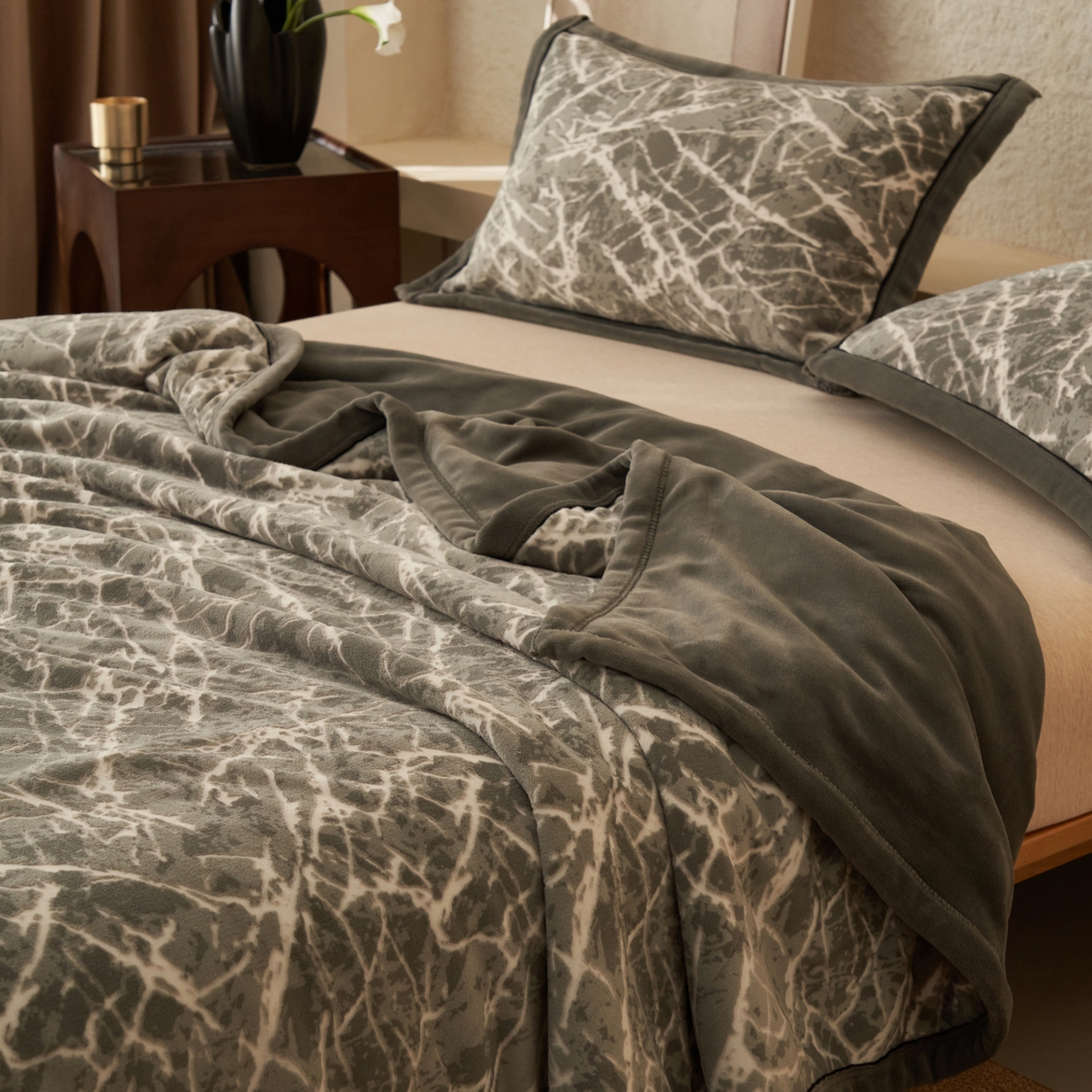 91家纺网 家纺一手货源 找家纺 寐绸家纺 2025新款230g牛奶绒染色雕花功能毛毯 雕花功能毯-大理石纹