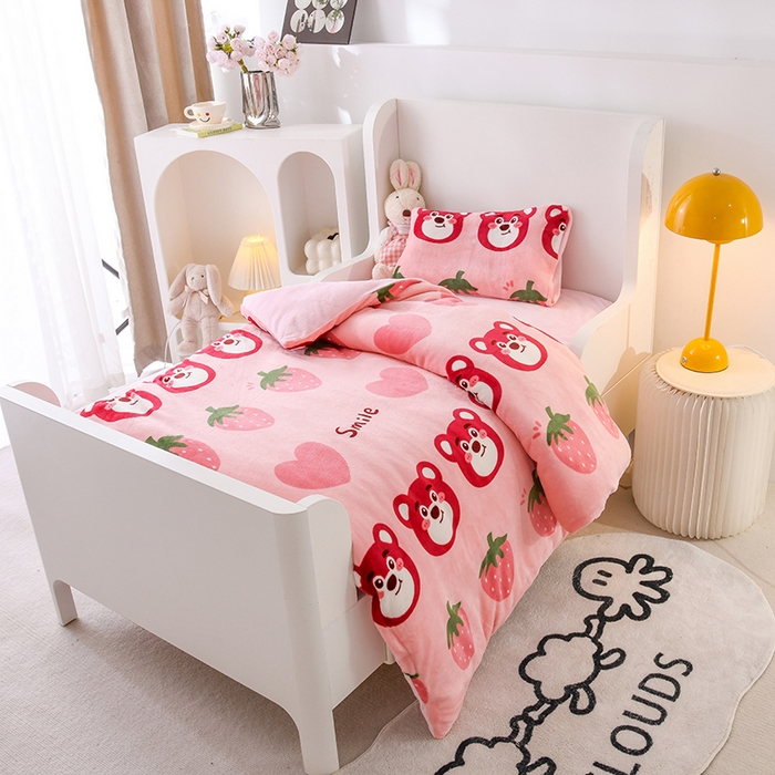 91家纺网 家纺一手货源 找家纺 萌宝家纺 2025新款加厚儿童牛奶绒被套幼儿园保暖三件套 草莓小熊