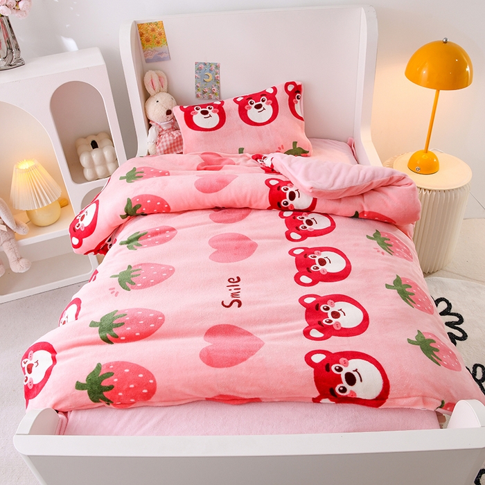 91家纺网 家纺一手货源 找家纺 萌宝家纺 2025新款加厚儿童牛奶绒被套幼儿园保暖三件套 草莓小熊