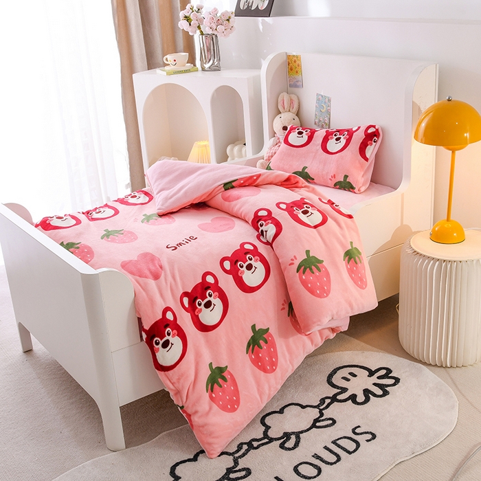 91家纺网 家纺一手货源 找家纺 萌宝家纺 2025新款加厚儿童牛奶绒被套幼儿园保暖三件套 草莓小熊