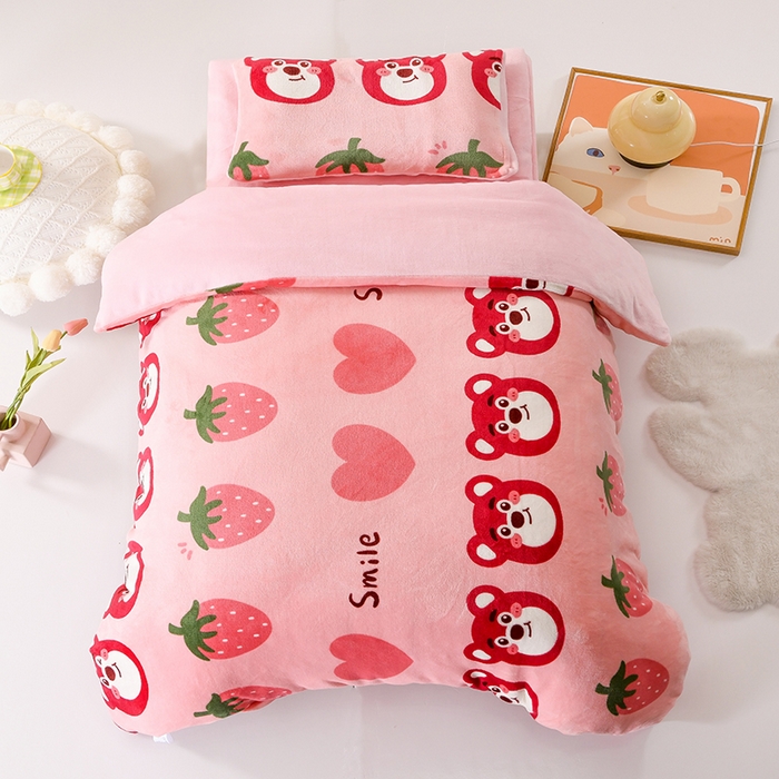 91家纺网 家纺一手货源 找家纺 萌宝家纺 2025新款加厚儿童牛奶绒被套幼儿园保暖三件套 草莓小熊