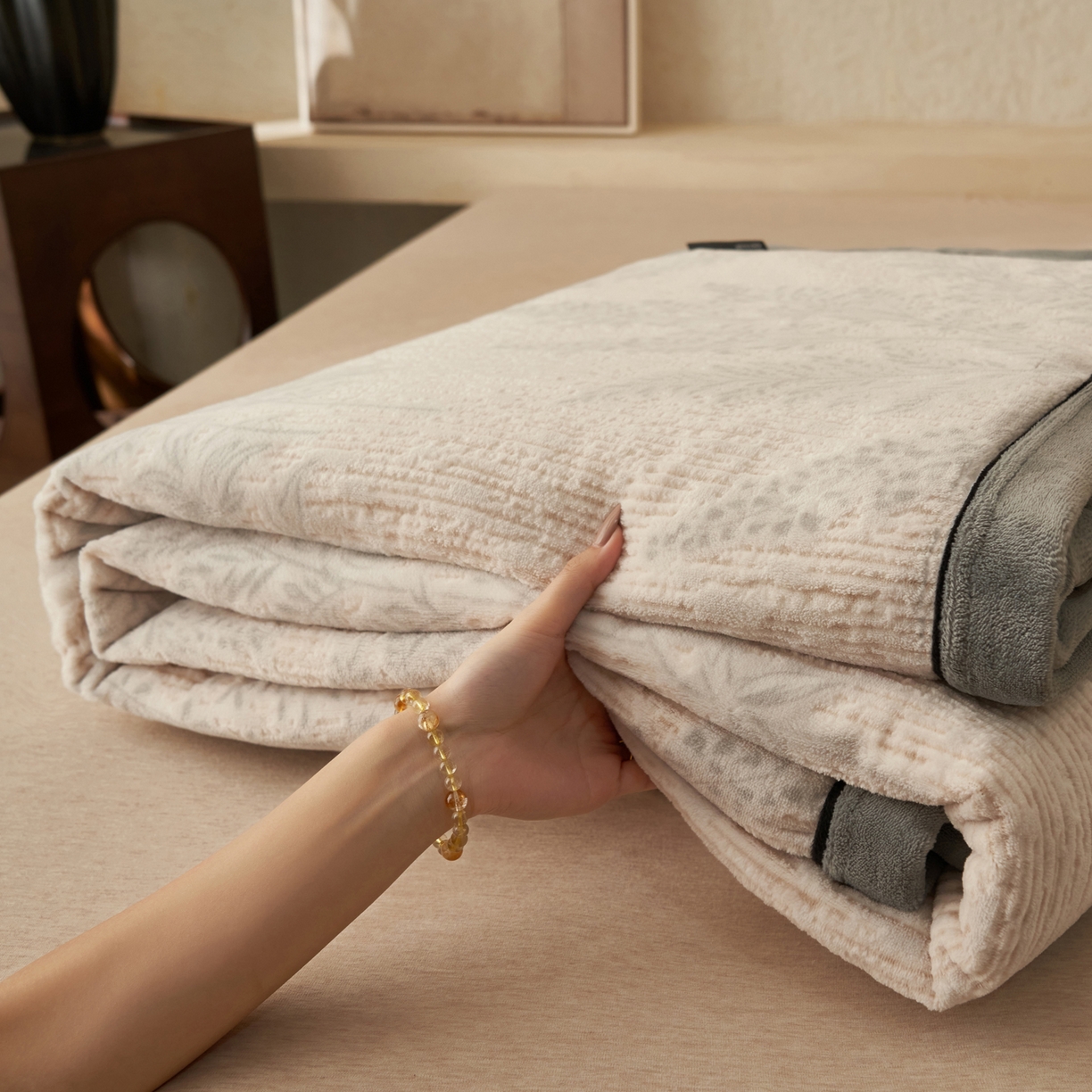 寐绸家纺 2025新款230g牛奶绒染色雕花功能毛毯 雕花功能毯-浮生