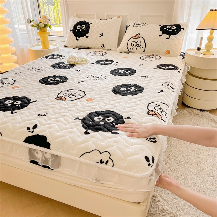 91家纺网 家纺一手货源 找家纺 小萌虎 2025新款A类防静电牛奶绒印花夹棉床笠 黑豆精灵