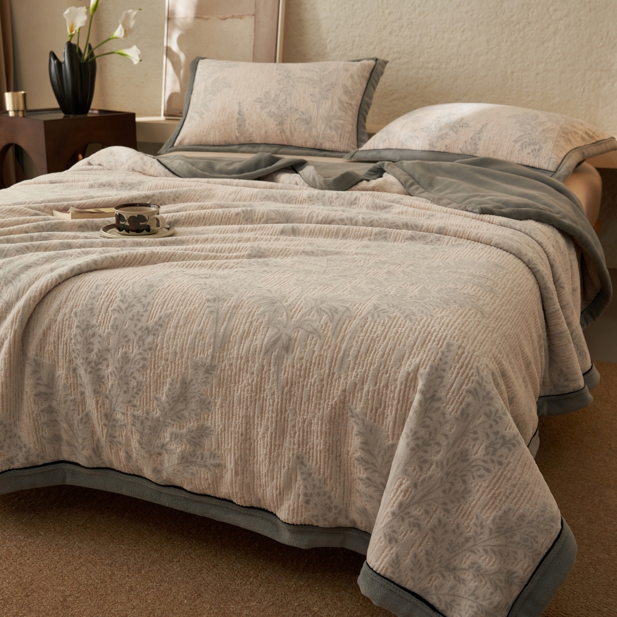 91家纺网 家纺一手货源 找家纺 寐绸家纺 2025新款230g牛奶绒染色雕花功能毛毯 雕花功能毯-浮生