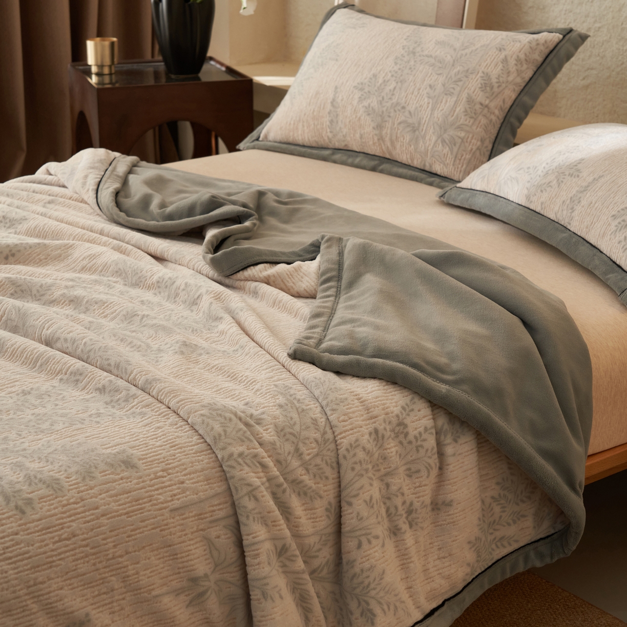 91家纺网 家纺一手货源 找家纺 寐绸家纺 2025新款230g牛奶绒染色雕花功能毛毯 雕花功能毯-浮生