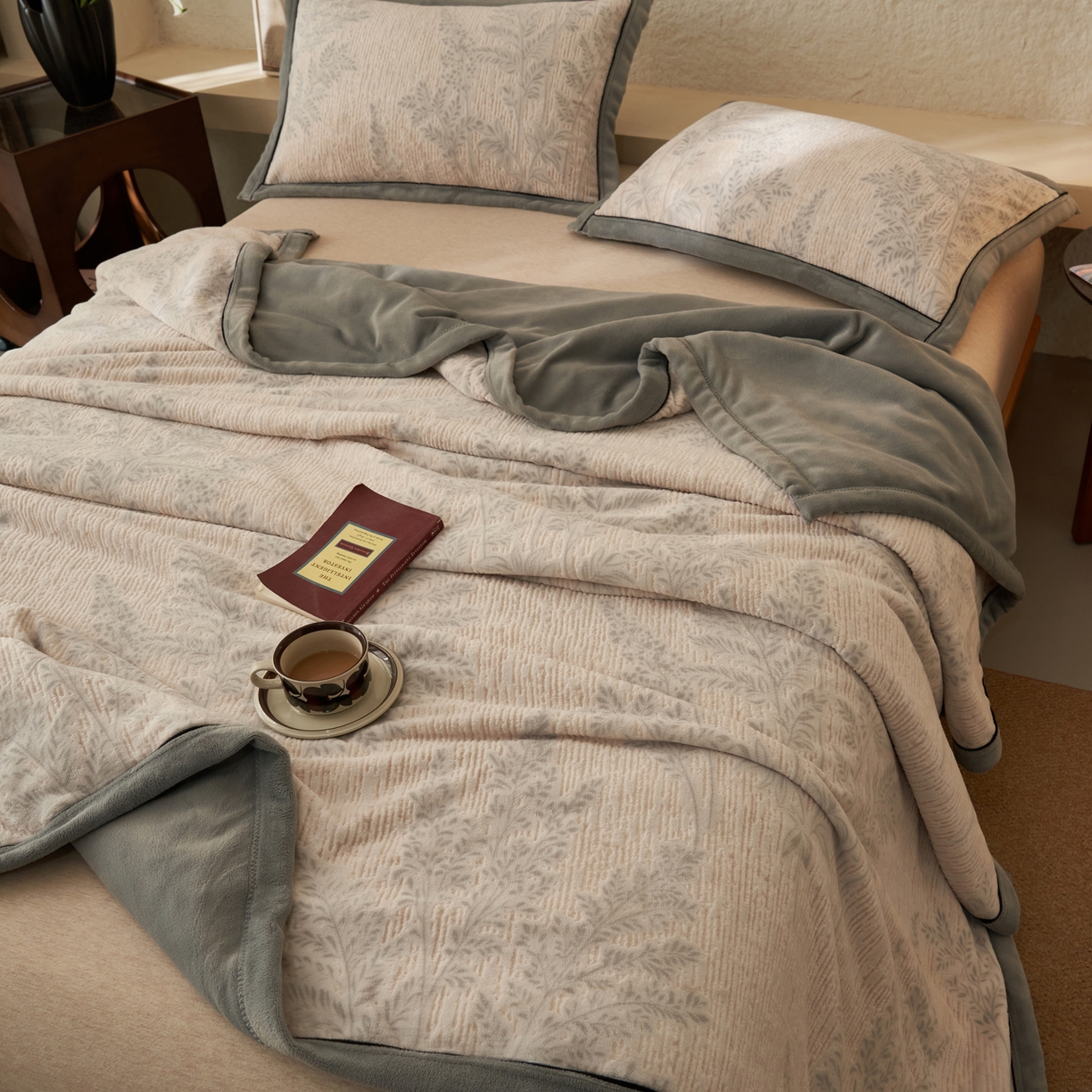 91家纺网 家纺一手货源 找家纺 寐绸家纺 2025新款230g牛奶绒染色雕花功能毛毯 雕花功能毯-浮生