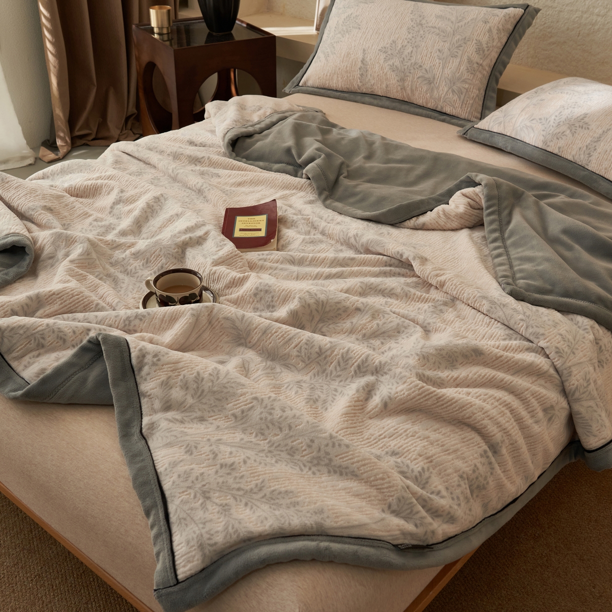 91家纺网 家纺一手货源 找家纺 寐绸家纺 2025新款230g牛奶绒染色雕花功能毛毯 雕花功能毯-浮生