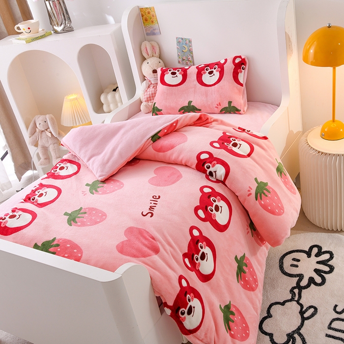 91家纺网 家纺一手货源 找家纺 萌宝家纺 2025新款加厚儿童牛奶绒被套幼儿园保暖三件套 草莓小熊