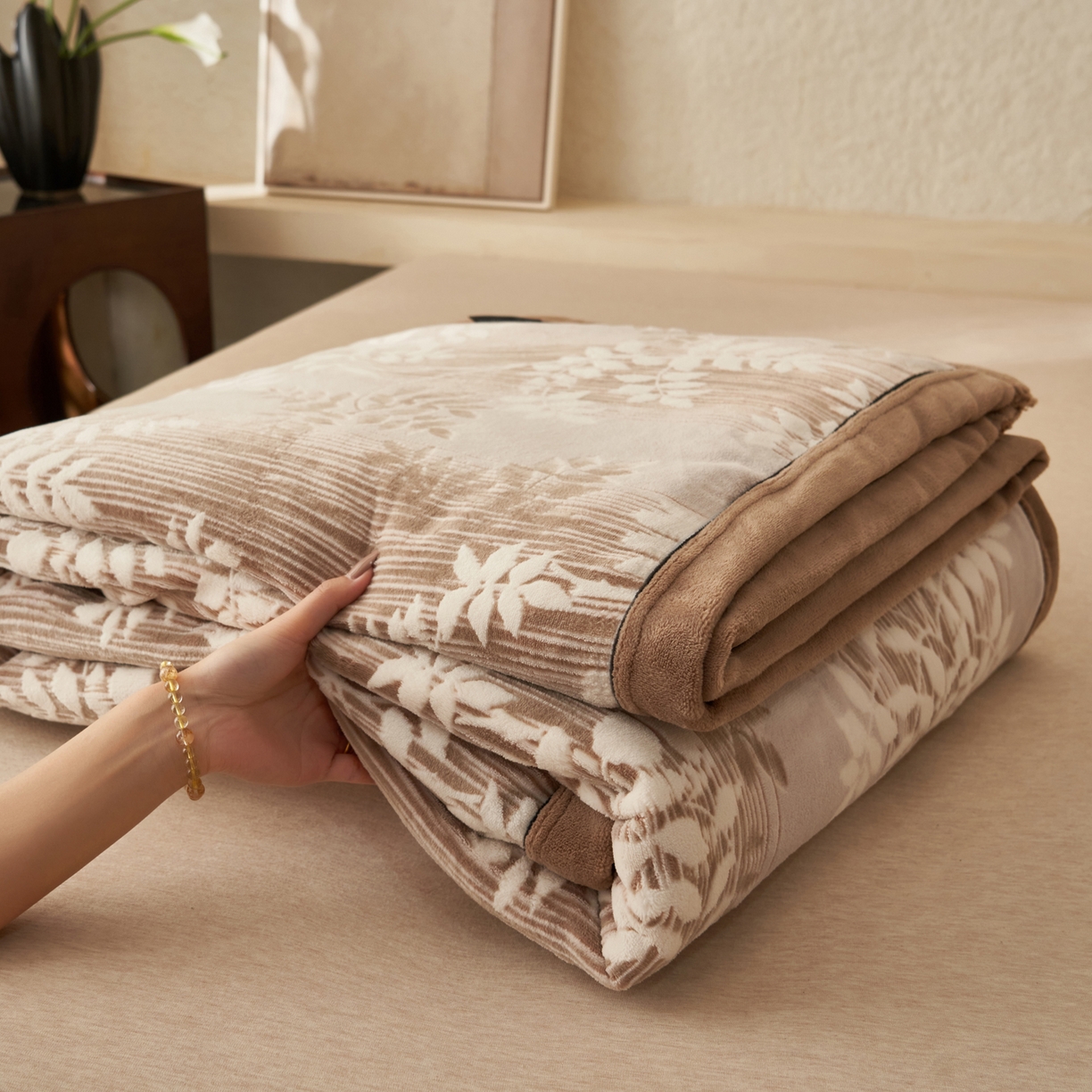 寐绸家纺 2025新款230g牛奶绒染色雕花功能毛毯 雕花功能毯-海棠