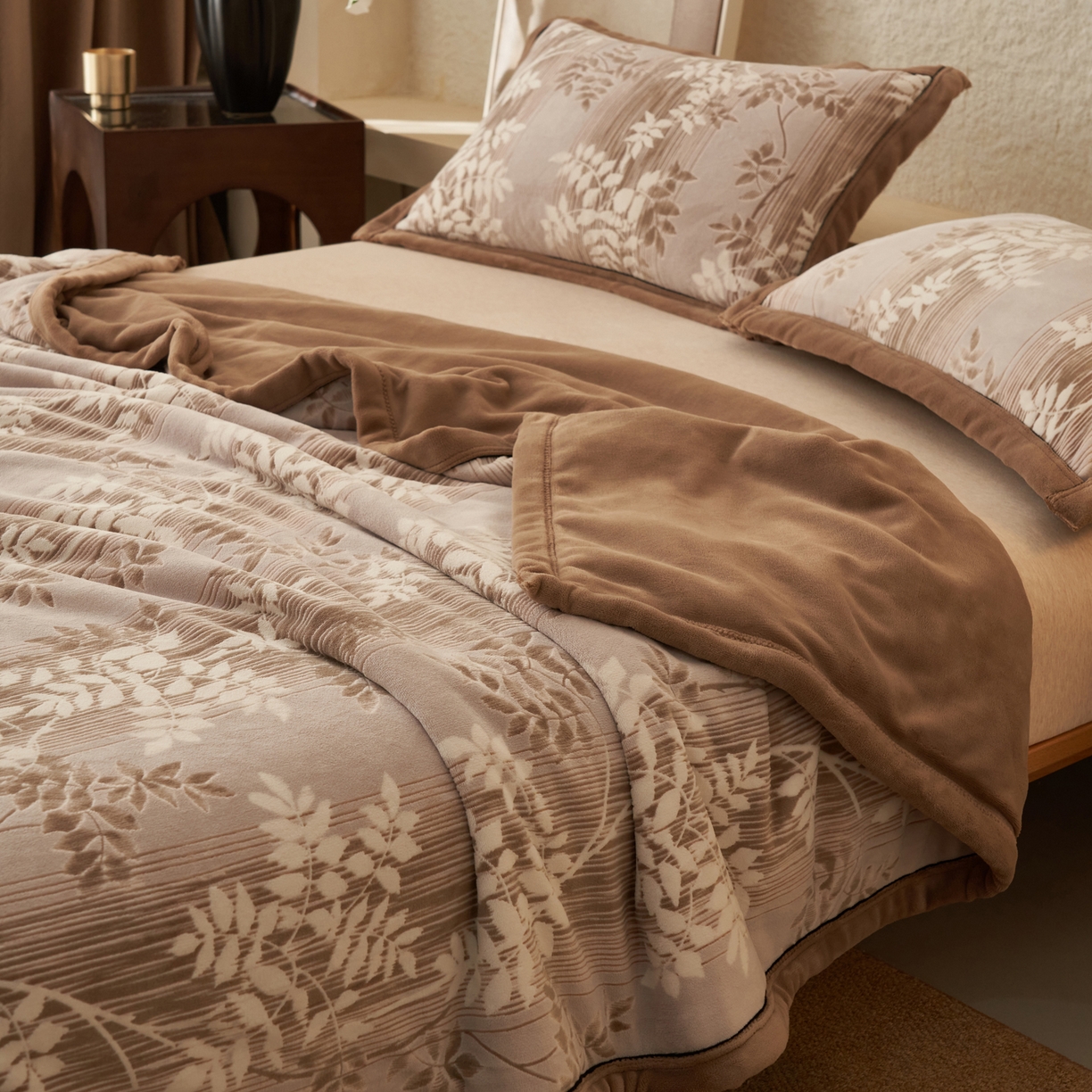 91家纺网 家纺一手货源 找家纺 寐绸家纺 2025新款230g牛奶绒染色雕花功能毛毯 雕花功能毯-海棠