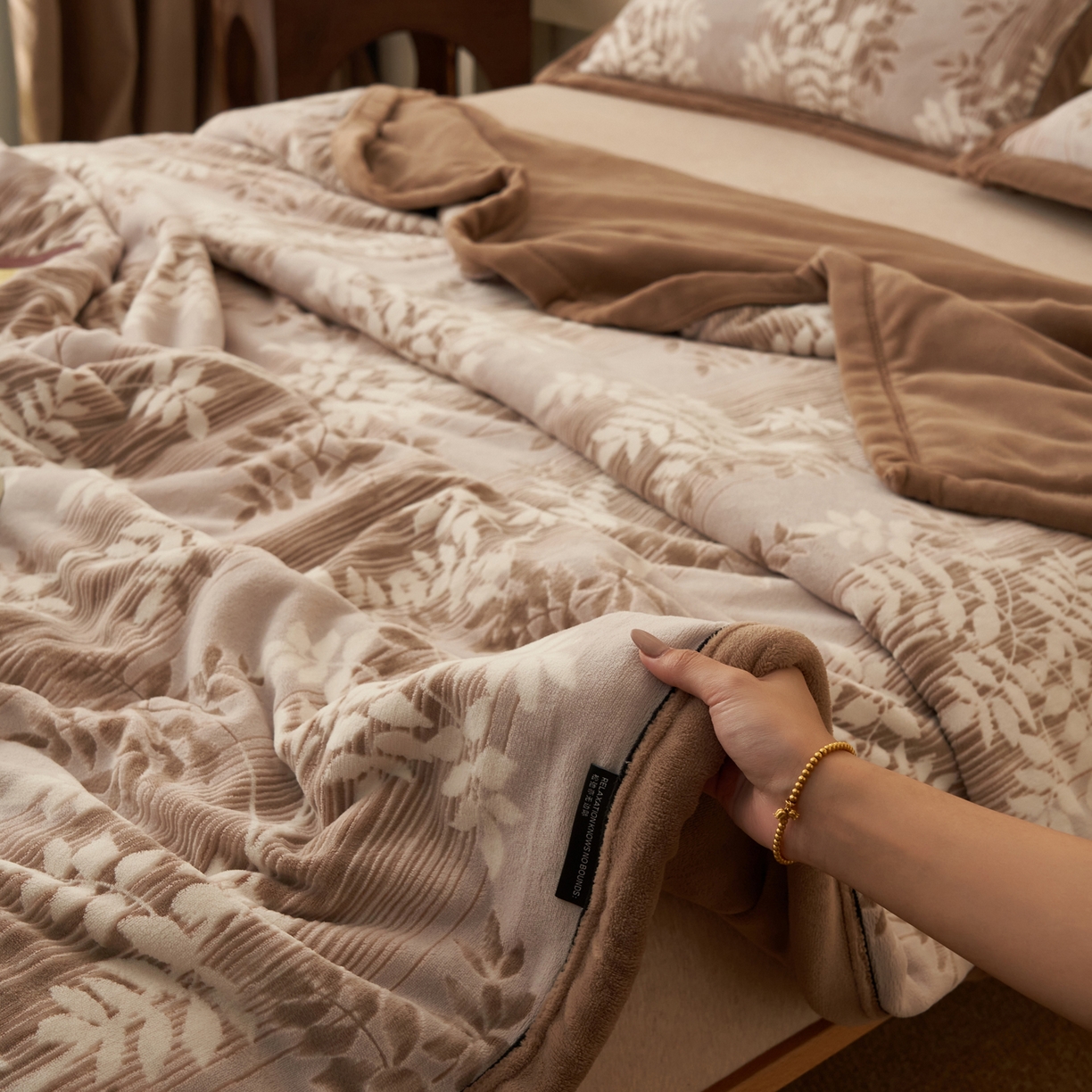 91家纺网 家纺一手货源 找家纺 寐绸家纺 2025新款230g牛奶绒染色雕花功能毛毯 雕花功能毯-海棠