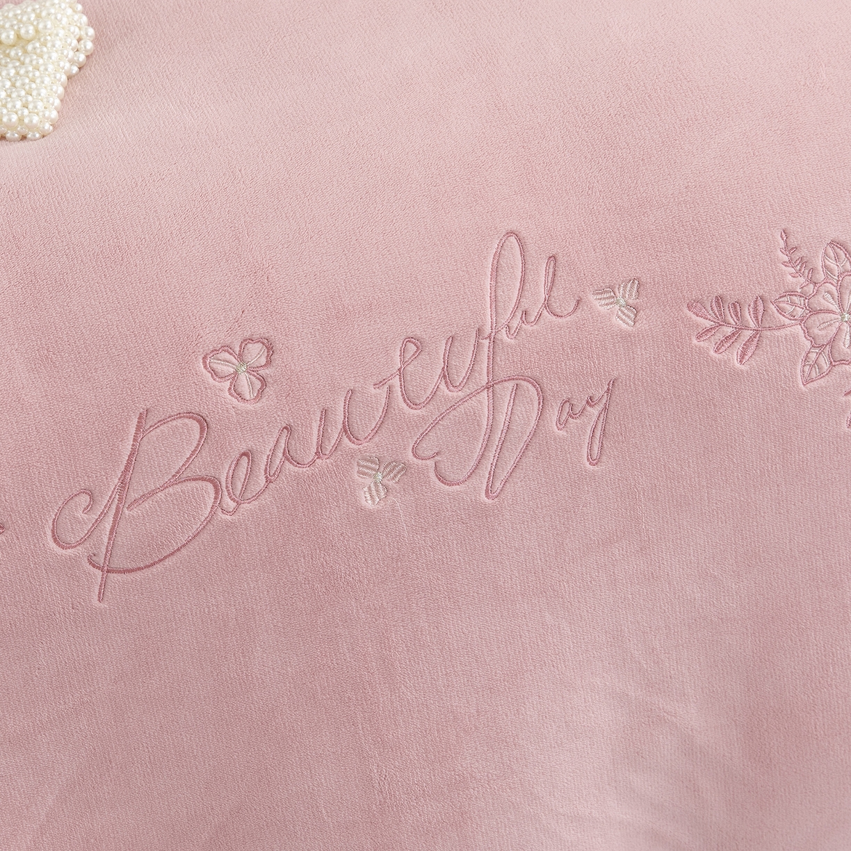 91家纺网 家纺一手货源 找家纺 （总）昊翔家纺 2025新款全消光蚕丝绒拼角刺绣四件套青黛