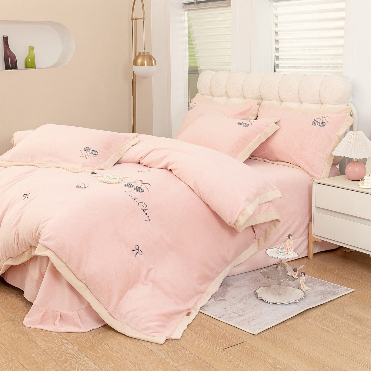 91家纺网 家纺一手货源 找家纺 （总）昊翔家纺 2025新款全消光蚕丝绒段角刺绣四件套甜蜜樱桃