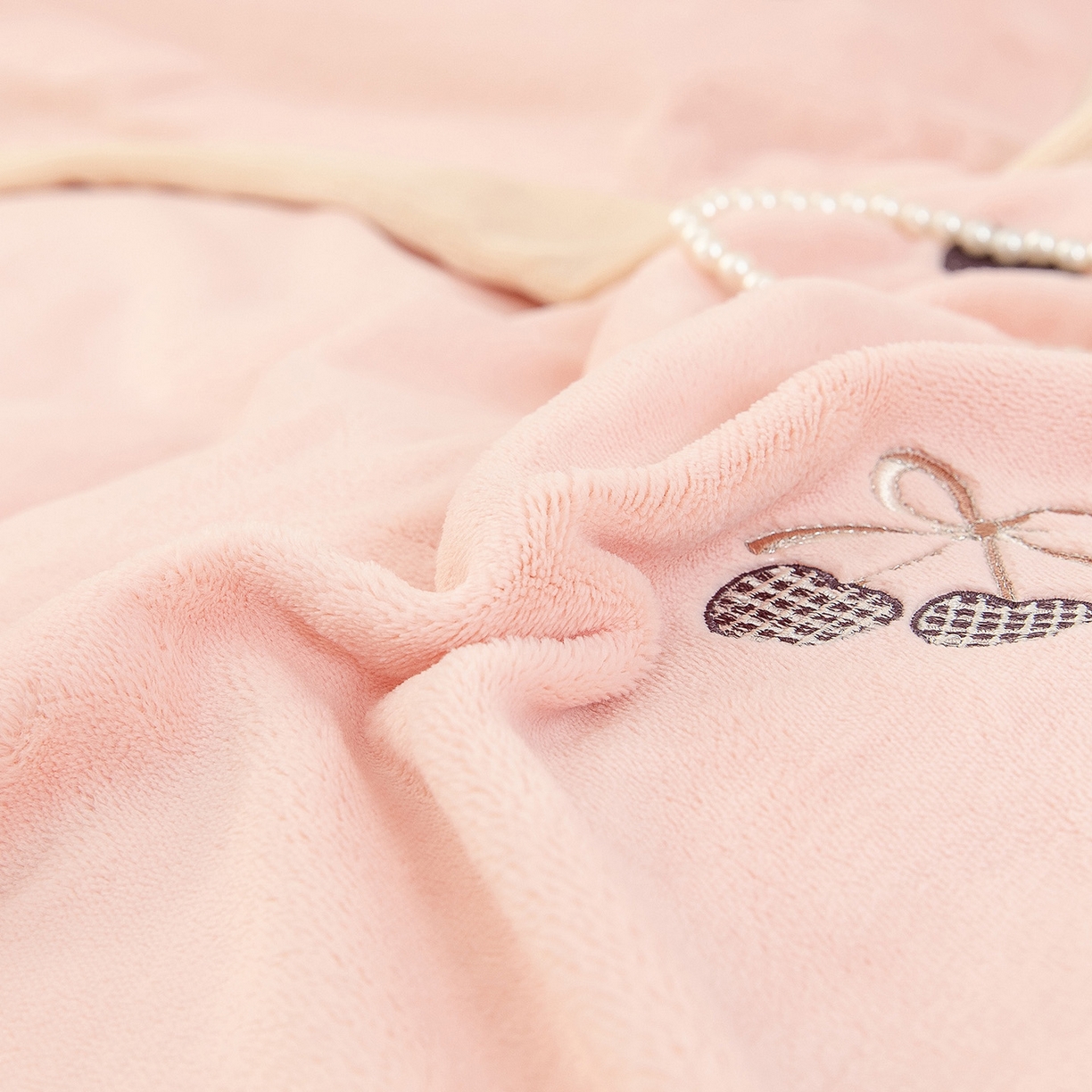 91家纺网 家纺一手货源 找家纺 （总）昊翔家纺 2025新款全消光蚕丝绒段角刺绣四件套甜蜜樱桃