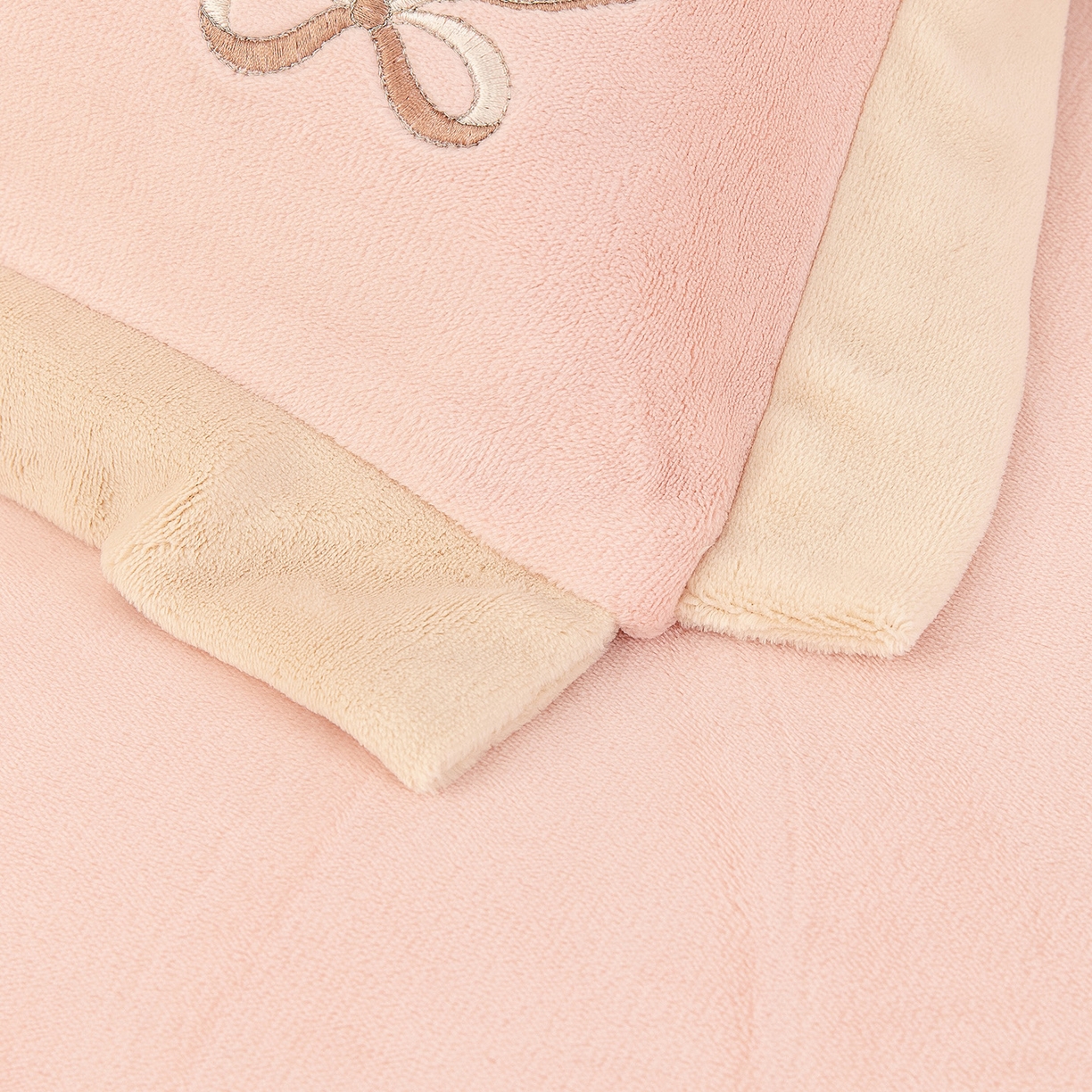 91家纺网 家纺一手货源 找家纺 （总）昊翔家纺 2025新款全消光蚕丝绒段角刺绣四件套甜蜜樱桃