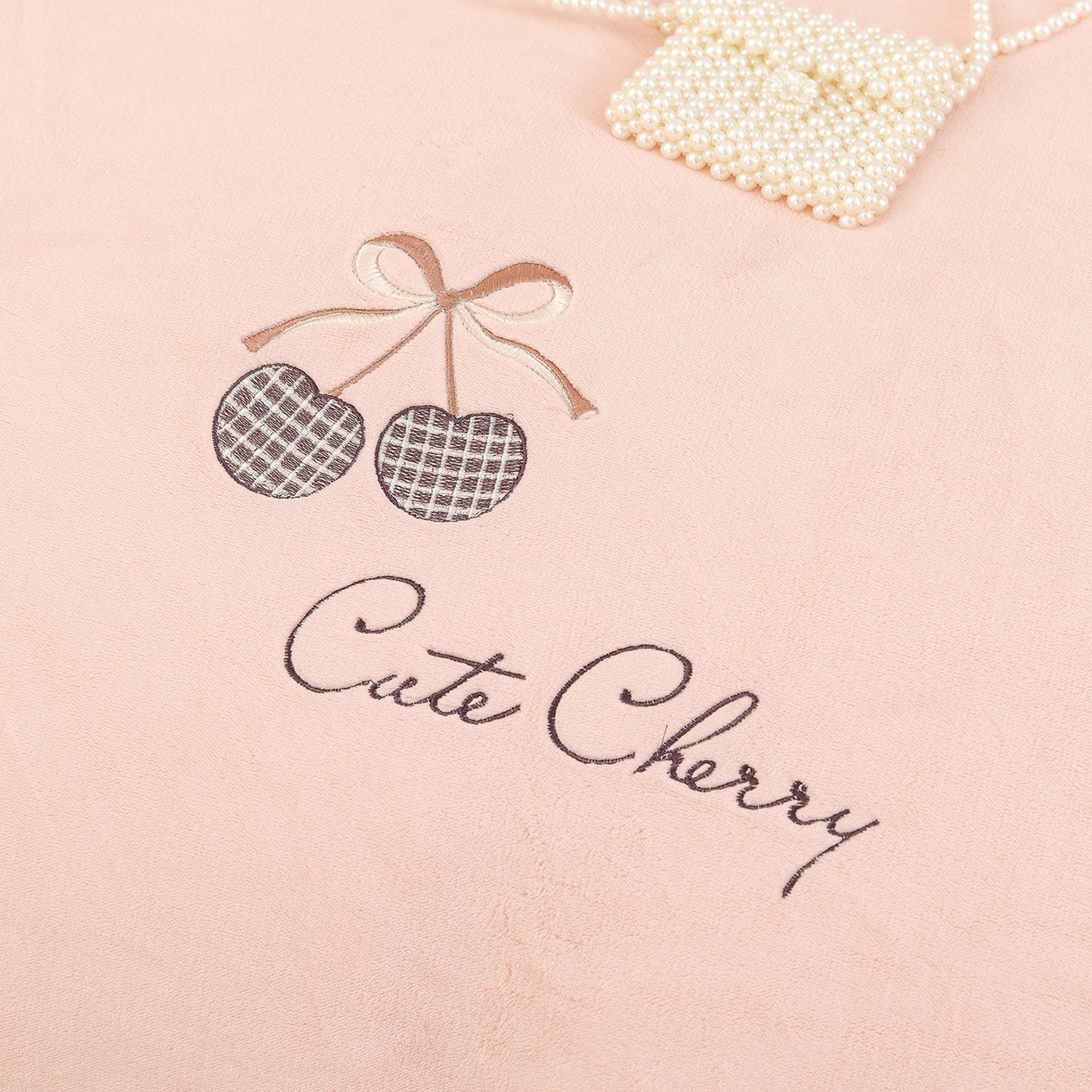 91家纺网 家纺一手货源 找家纺 （总）昊翔家纺 2025新款全消光蚕丝绒段角刺绣四件套甜蜜樱桃