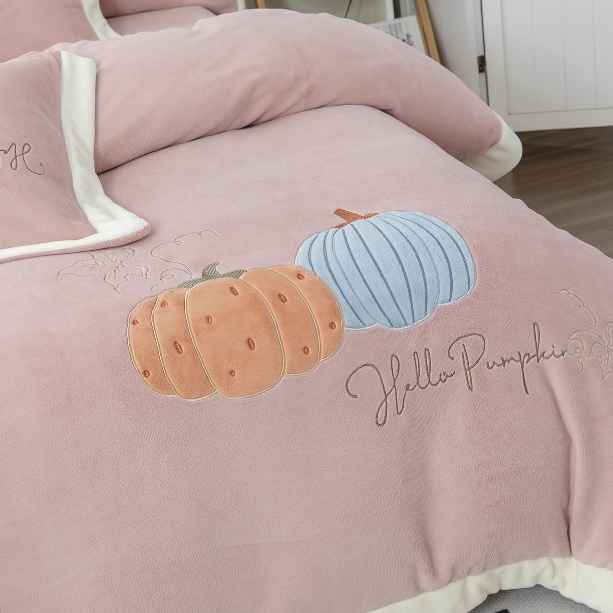 91家纺网 家纺一手货源 找家纺 （总）昊翔家纺 2025新款全消光拼角刺绣四件套南瓜派