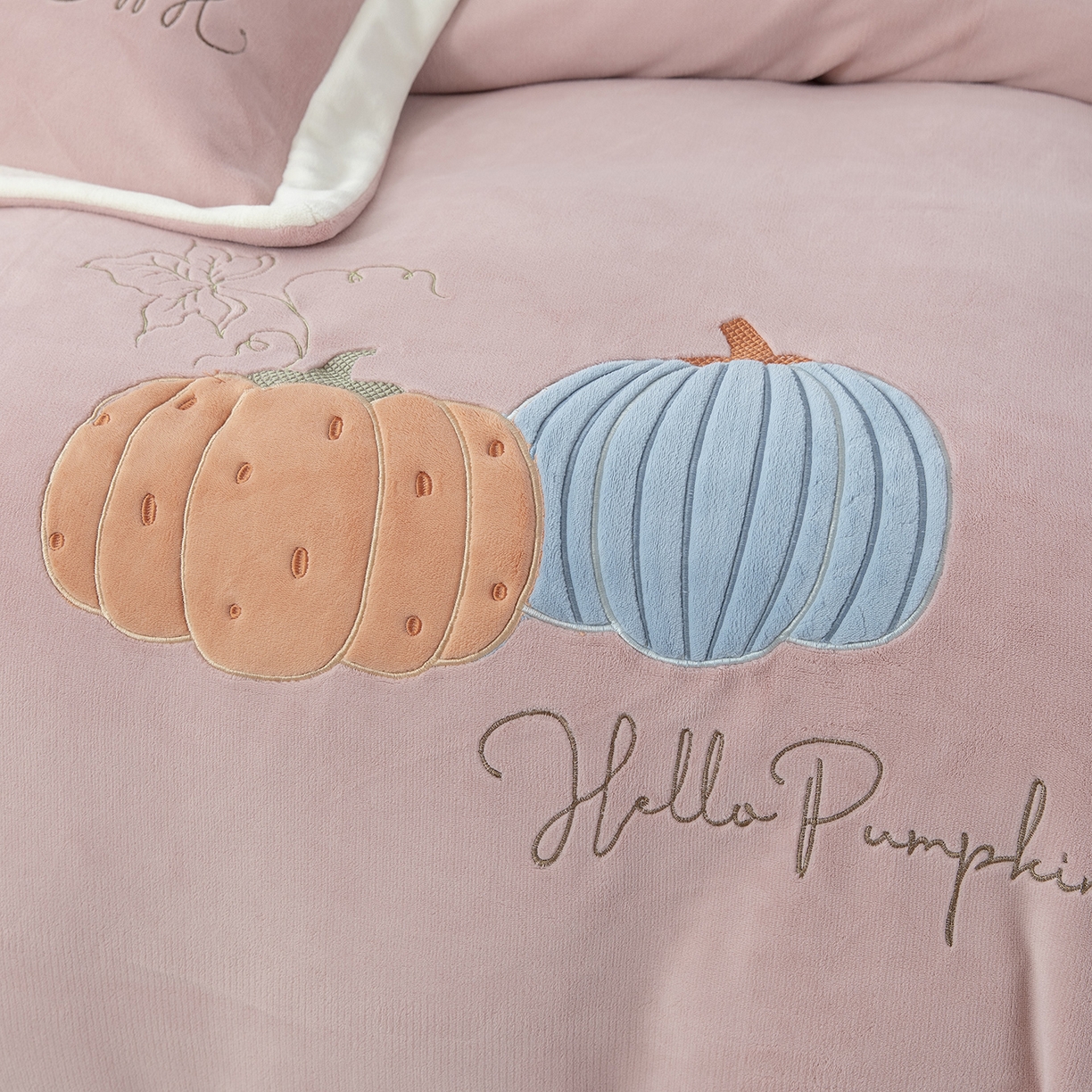 91家纺网 家纺一手货源 找家纺 （总）昊翔家纺 2025新款全消光拼角刺绣四件套南瓜派