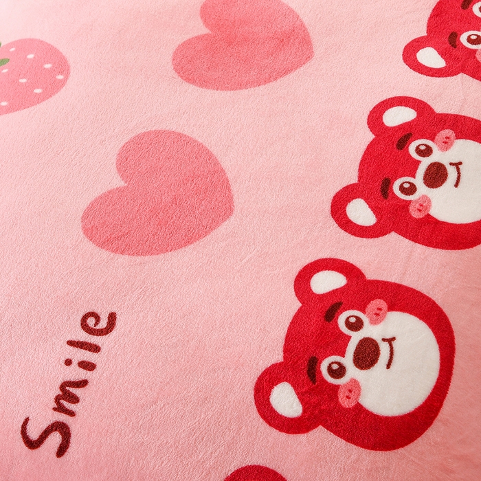 91家纺网 家纺一手货源 找家纺 萌宝家纺 2025新款加厚儿童牛奶绒被套幼儿园保暖三件套 草莓小熊