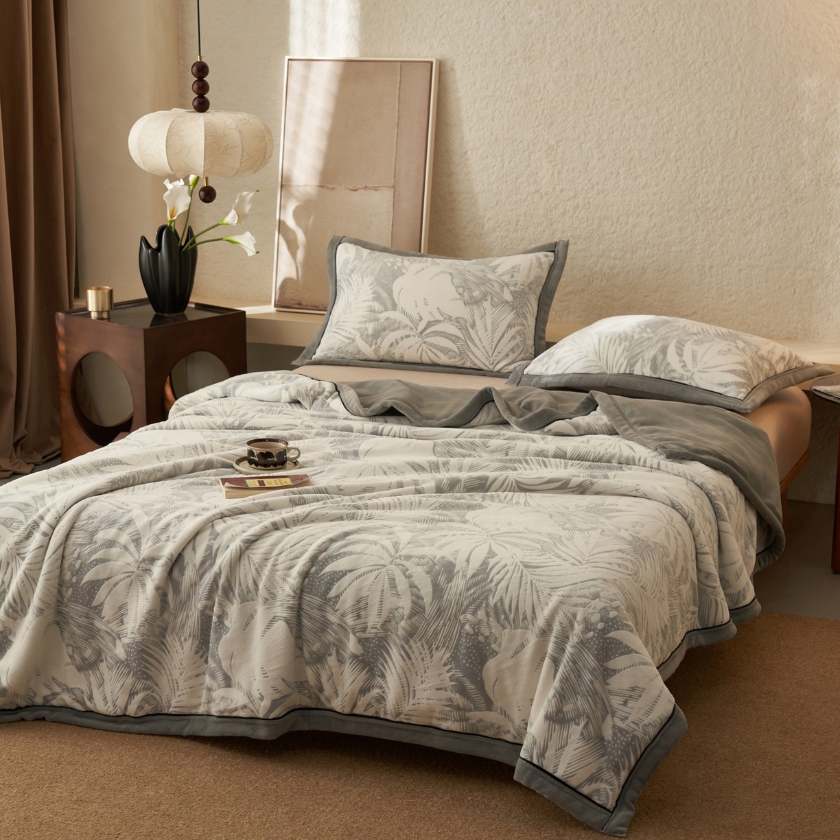 91家纺网 家纺一手货源 找家纺 寐绸家纺 2025新款230g牛奶绒染色雕花功能毛毯 雕花功能毯-漫步花庭