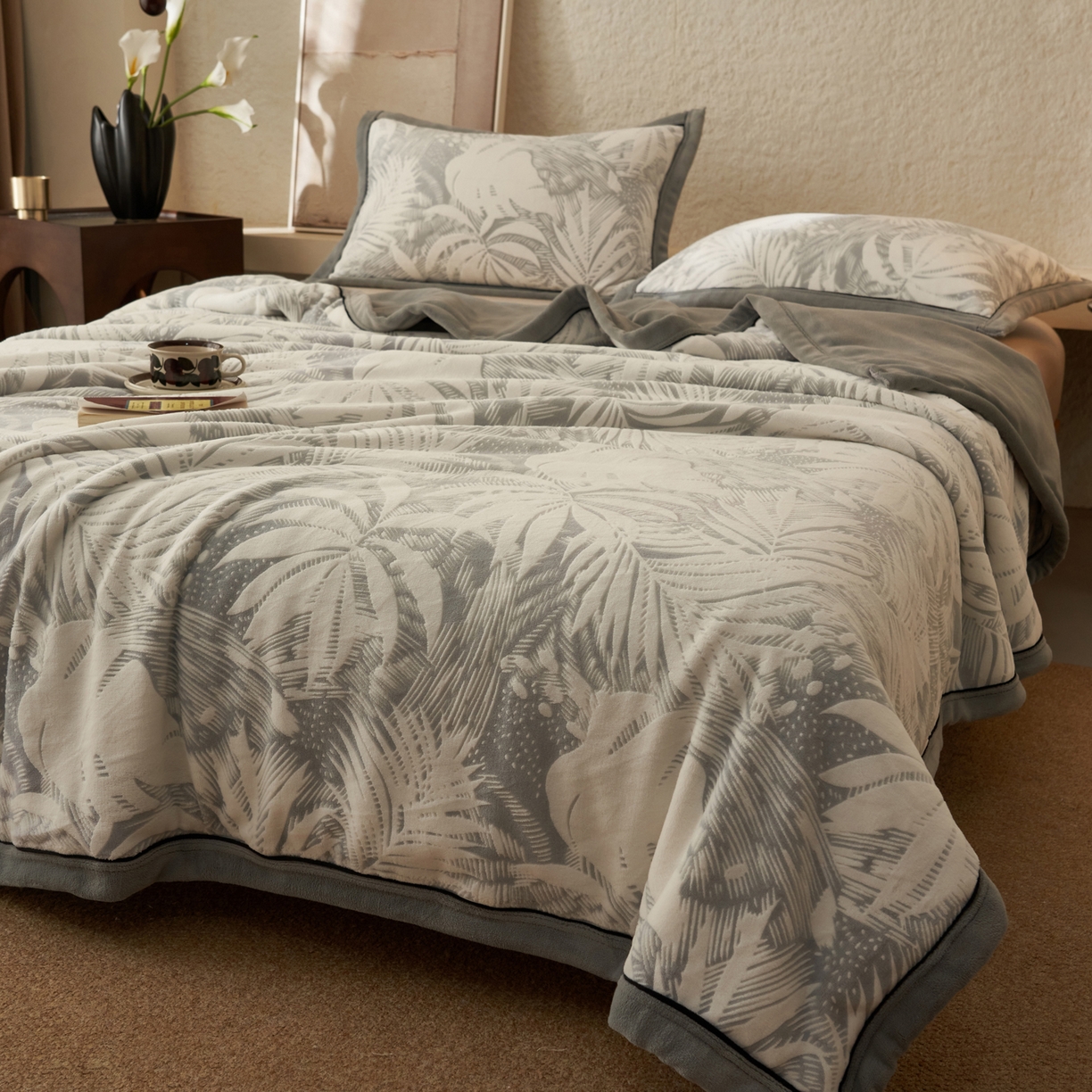 91家纺网 家纺一手货源 找家纺 寐绸家纺 2025新款230g牛奶绒染色雕花功能毛毯 雕花功能毯-漫步花庭