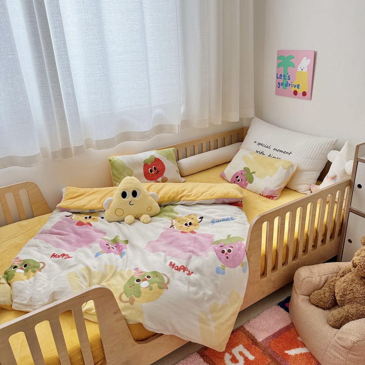 91家纺网 家纺一手货源 找家纺 萌宝家纺 2025新款加厚儿童牛奶绒被套幼儿园保暖三件套 卡通草莓