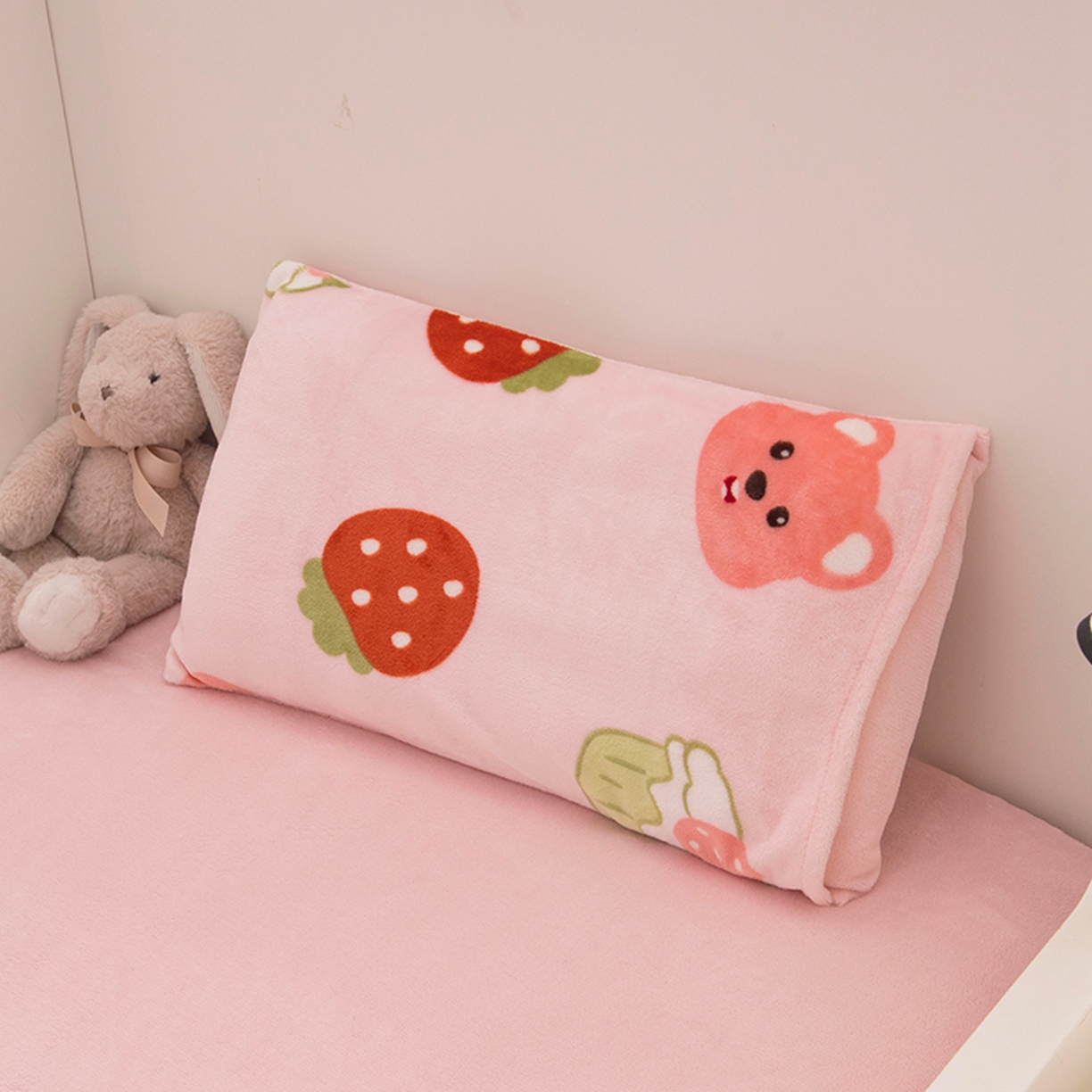 91家纺网 家纺一手货源 找家纺 萌宝家纺 2025新款加厚儿童牛奶绒被套幼儿园保暖三件套 可爱草莓