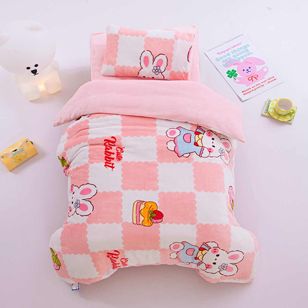 萌宝家纺 2025新款加厚儿童牛奶绒被套幼儿园保暖三件套 蛋糕兔子