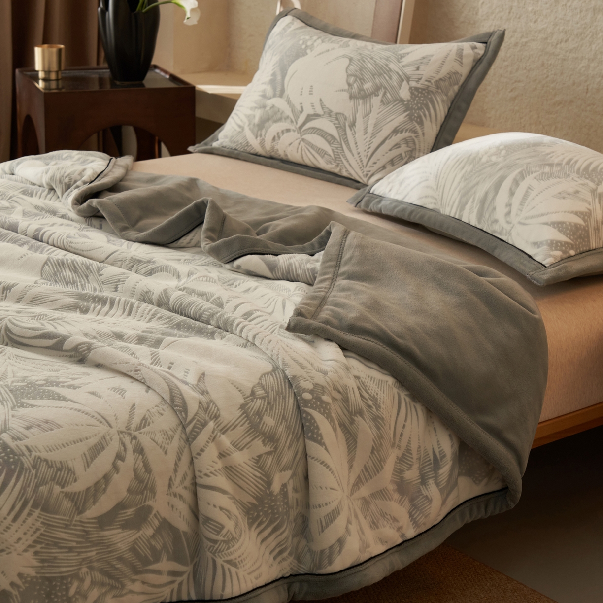 91家纺网 家纺一手货源 找家纺 寐绸家纺 2025新款230g牛奶绒染色雕花功能毛毯 雕花功能毯-漫步花庭