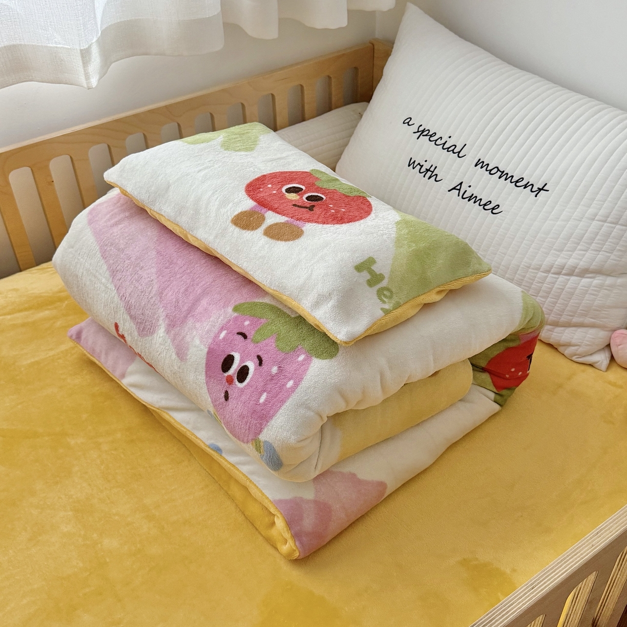 91家纺网 家纺一手货源 找家纺 萌宝家纺 2025新款加厚儿童牛奶绒被套幼儿园保暖三件套 卡通草莓