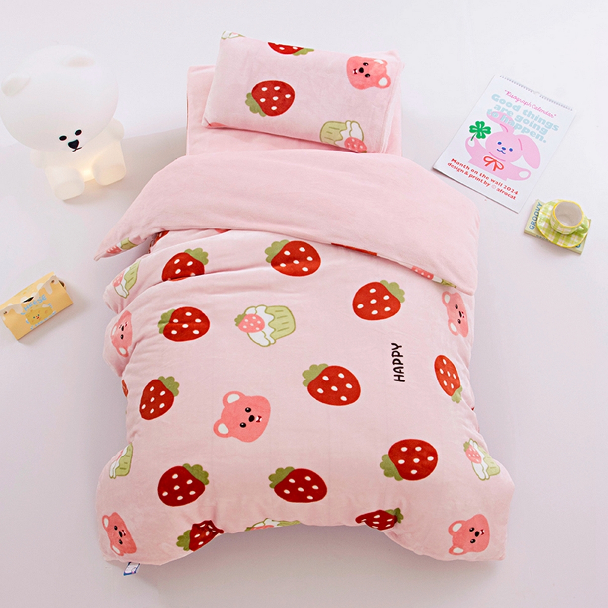 萌宝家纺 2025新款加厚儿童牛奶绒被套幼儿园保暖三件套 可爱草莓