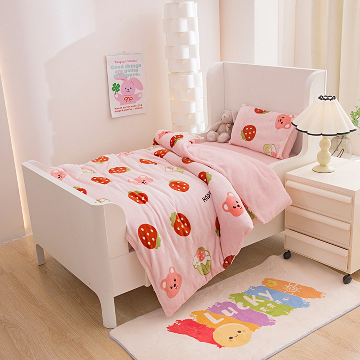 91家纺网 家纺一手货源 找家纺 萌宝家纺 2025新款加厚儿童牛奶绒被套幼儿园保暖三件套 可爱草莓