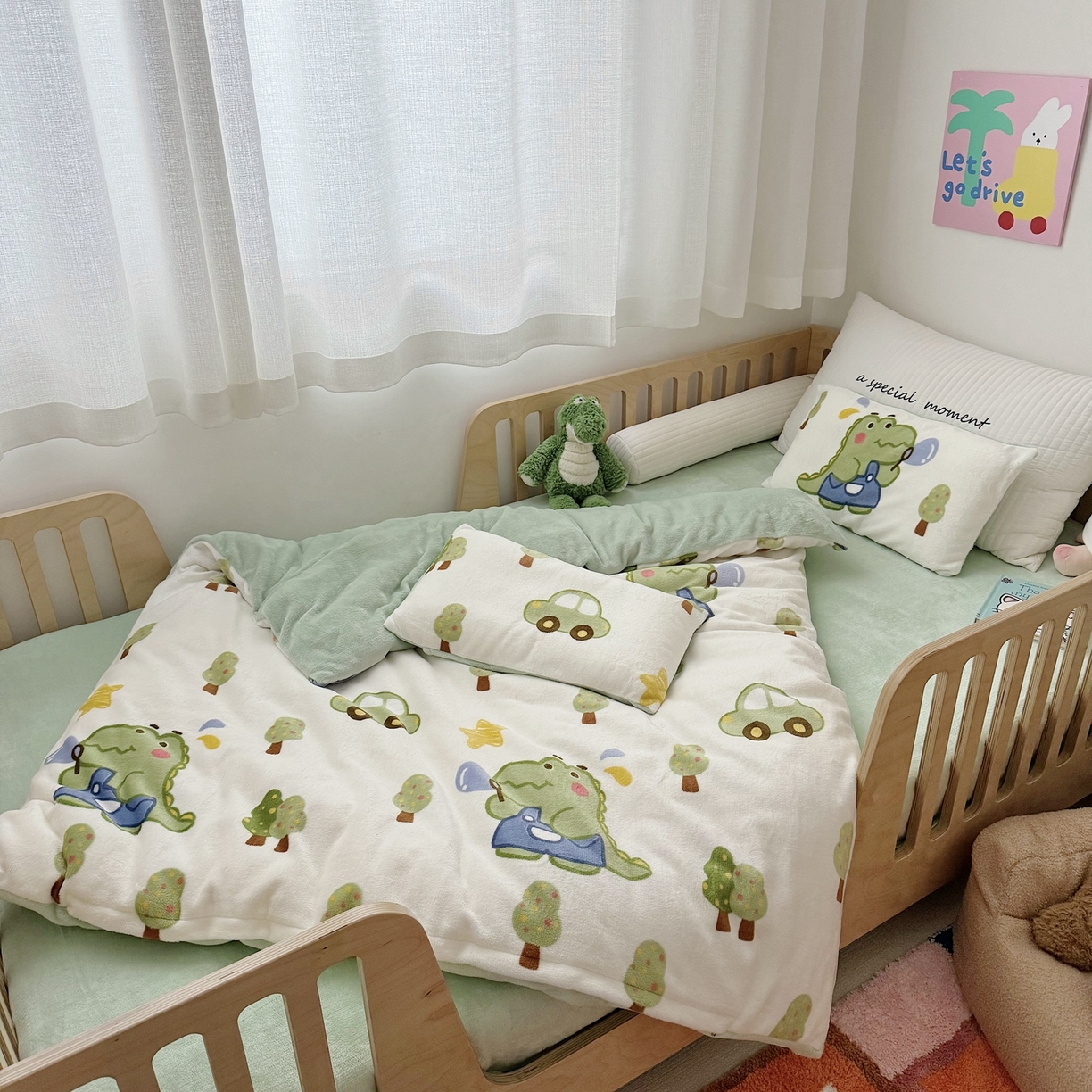 91家纺网 家纺一手货源 找家纺 萌宝家纺 2025新款加厚儿童牛奶绒被套幼儿园保暖三件套 恐龙奇奇