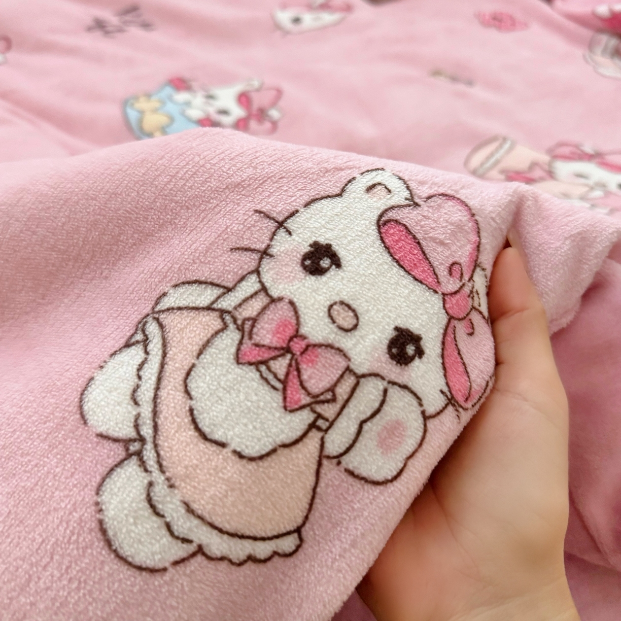 91家纺网 家纺一手货源 找家纺 萌宝家纺 2025新款加厚儿童牛奶绒被套幼儿园保暖三件套 粉色小猫