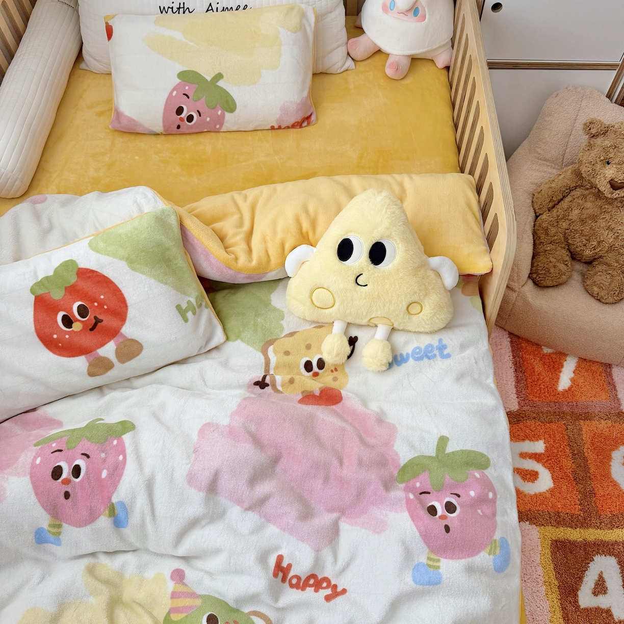 91家纺网 家纺一手货源 找家纺 萌宝家纺 2025新款加厚儿童牛奶绒被套幼儿园保暖三件套 卡通草莓
