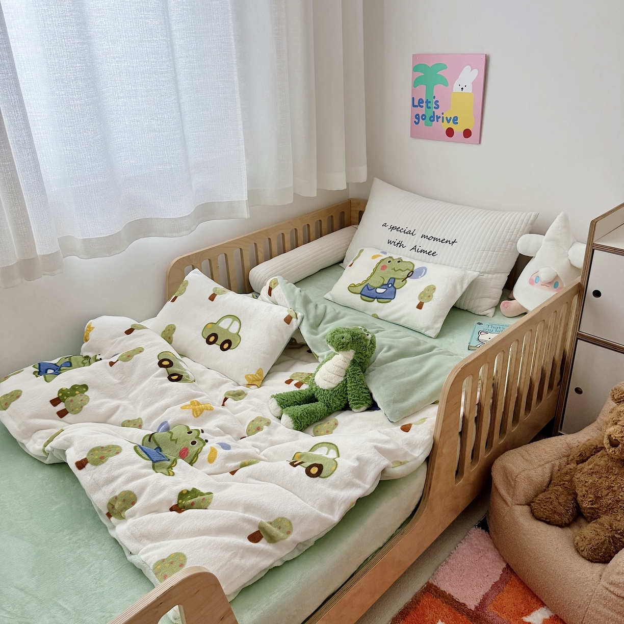 91家纺网 家纺一手货源 找家纺 萌宝家纺 2025新款加厚儿童牛奶绒被套幼儿园保暖三件套 恐龙奇奇