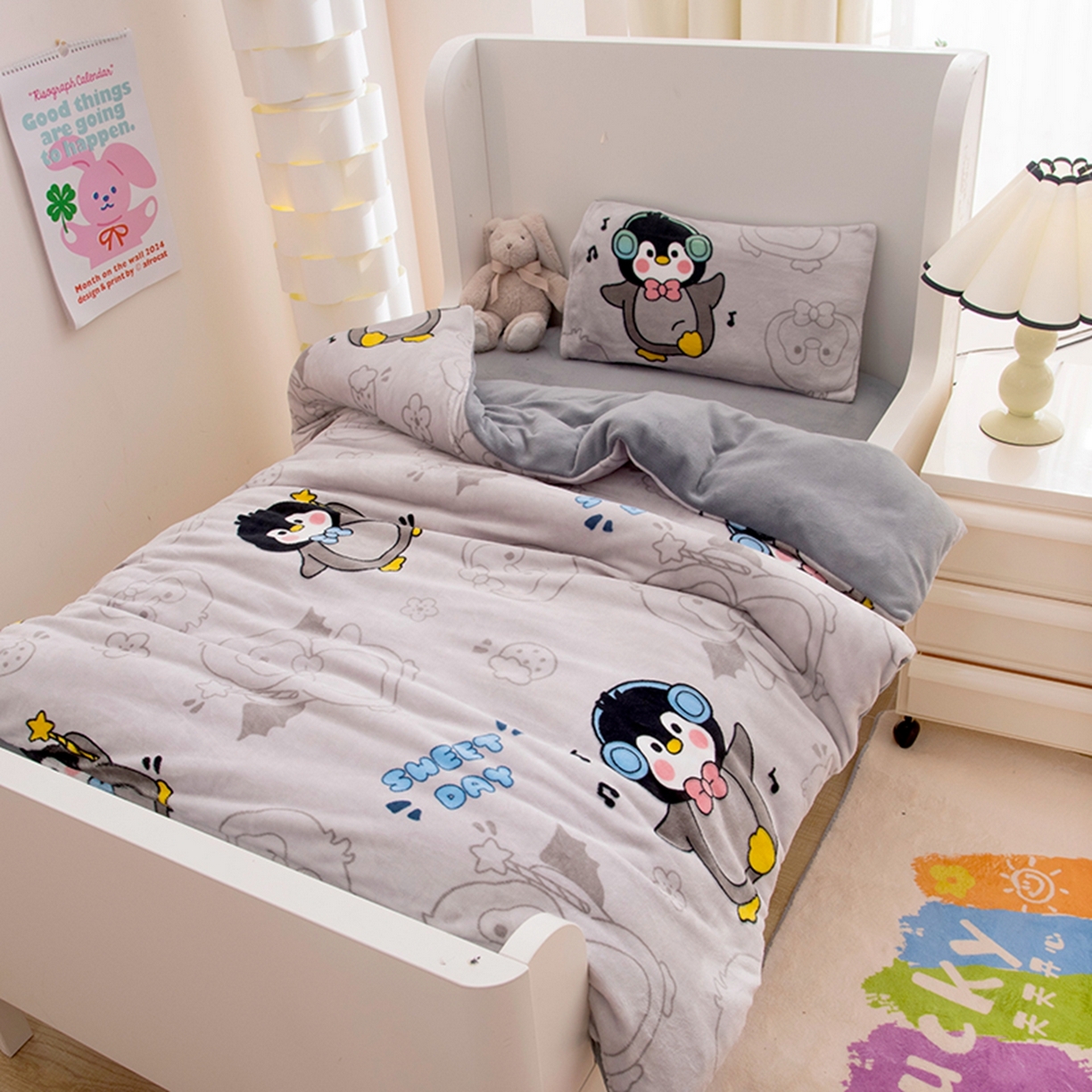 91家纺网 家纺一手货源 找家纺 萌宝家纺 2025新款加厚儿童牛奶绒被套幼儿园保暖三件套 小企鹅