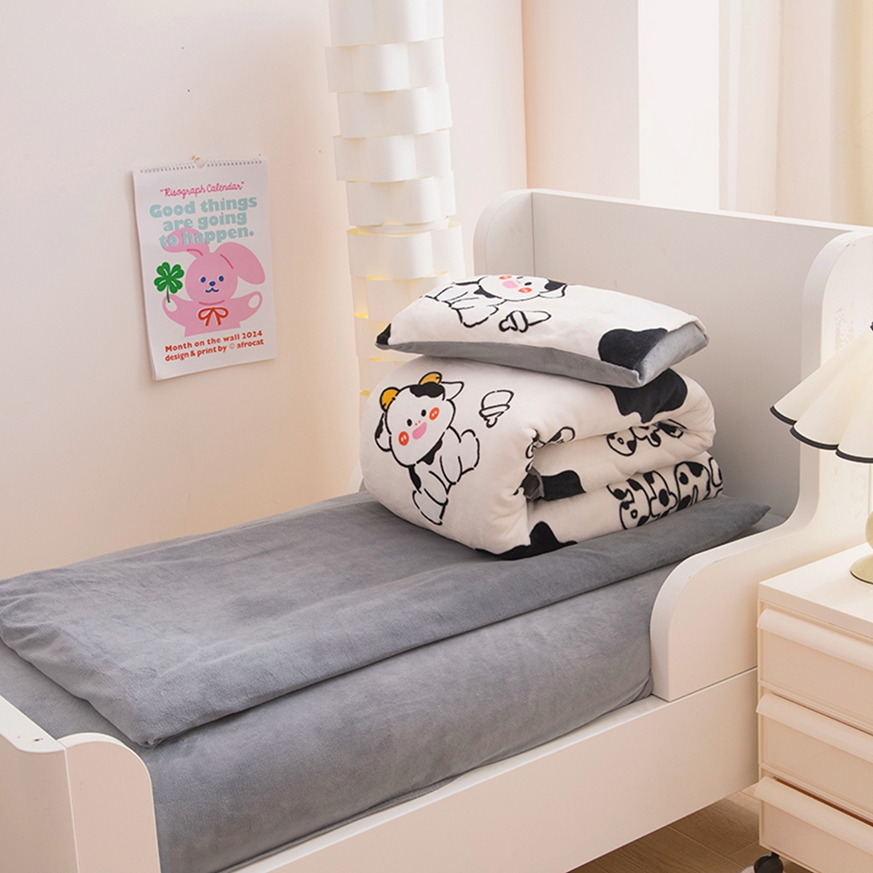 91家纺网 家纺一手货源 找家纺 萌宝家纺 2025新款加厚儿童牛奶绒被套幼儿园保暖三件套 小企鹅