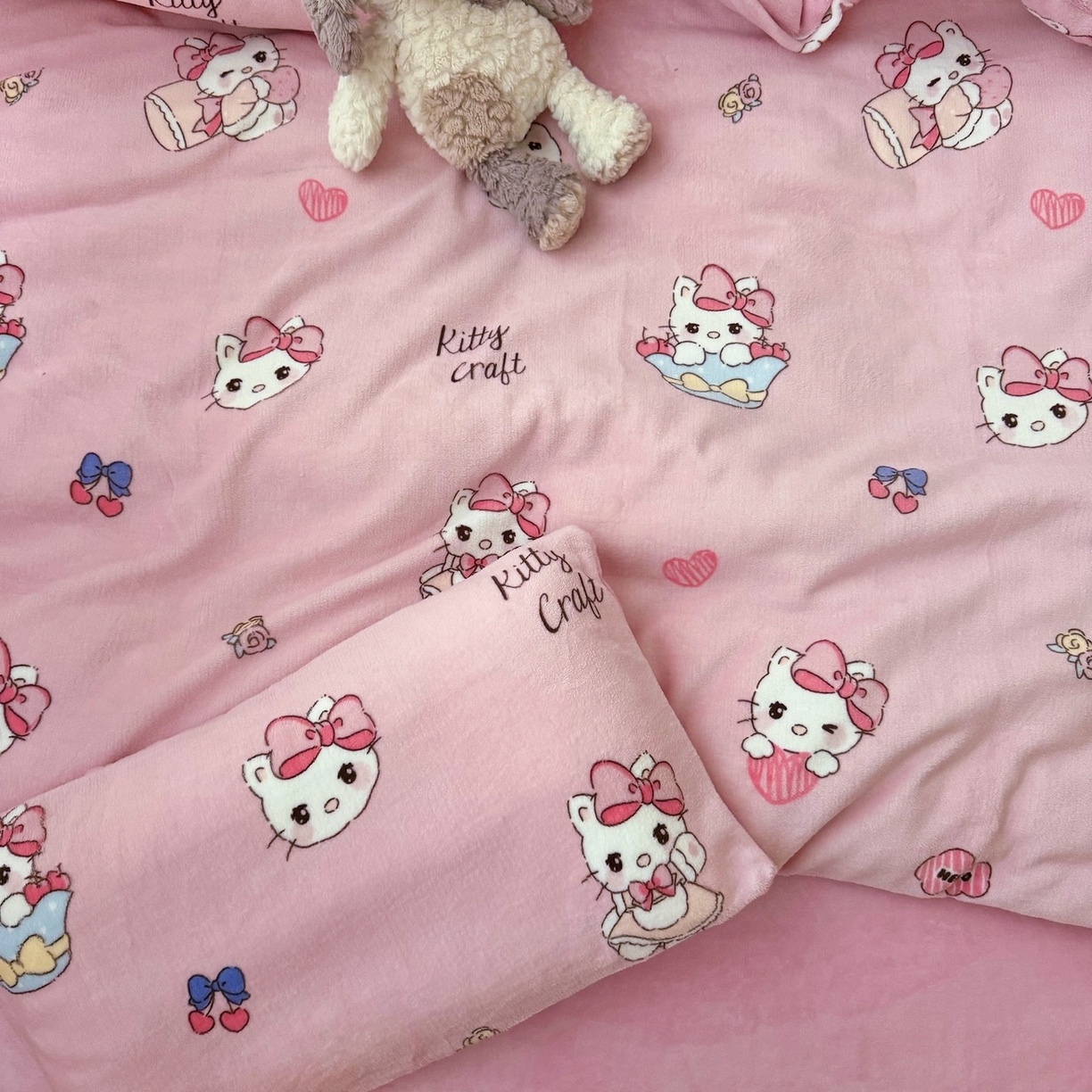 91家纺网 家纺一手货源 找家纺 萌宝家纺 2025新款加厚儿童牛奶绒被套幼儿园保暖三件套 粉色小猫