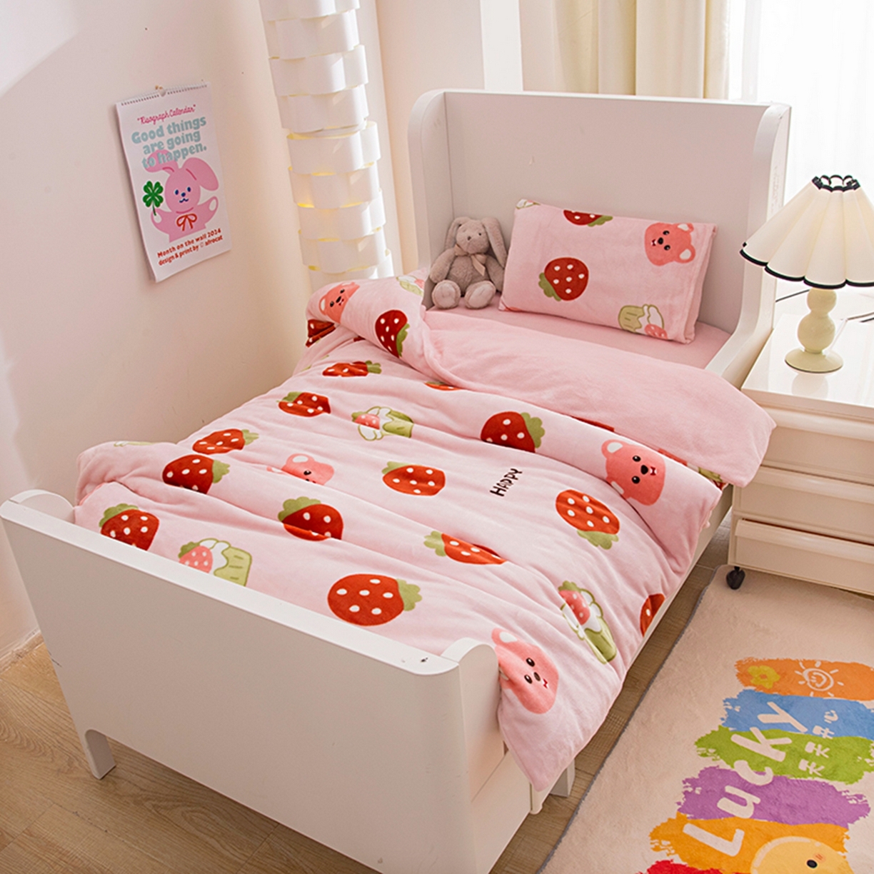 91家纺网 家纺一手货源 找家纺 萌宝家纺 2025新款加厚儿童牛奶绒被套幼儿园保暖三件套 可爱草莓