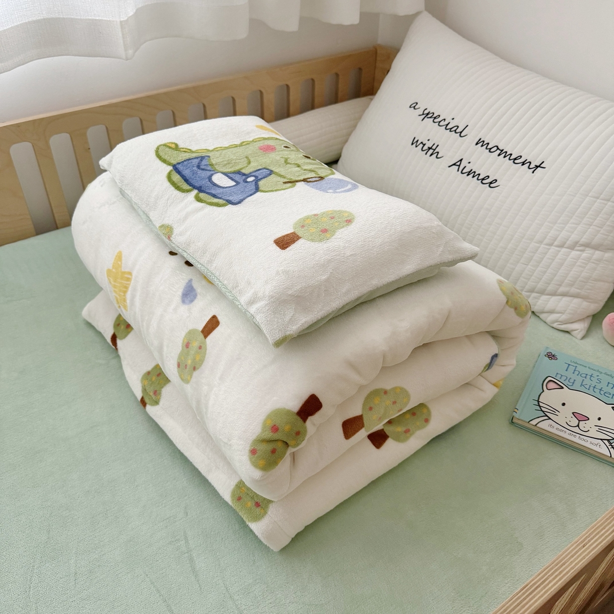 91家纺网 家纺一手货源 找家纺 萌宝家纺 2025新款加厚儿童牛奶绒被套幼儿园保暖三件套 恐龙奇奇